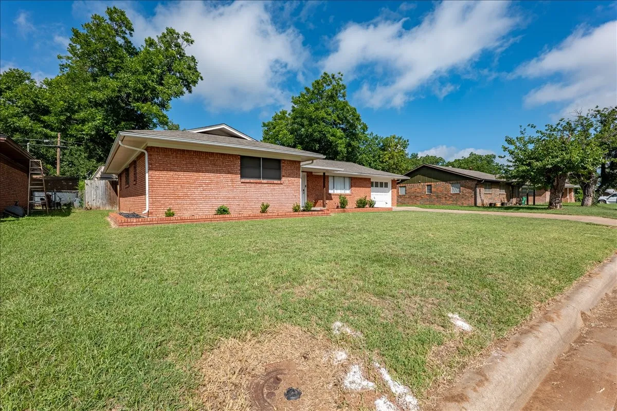 Single Family Residence For Sale in Erath County , 1762 N Mc Cart Street, Stephenville, Texas 76401, 4 Bedroom, 2 Bathroom, 1 Garage spaces, 1,990 Sqft, built in 1963, mls#21305333, Real Estate Agent in Stephenville, Homes For Sale in Erath county, Homes For Sale in Stephenville, Realtor in Stephenville Texas, Real Estate Brokerage Independent Realty Texas, Luminita Cordes Realtor