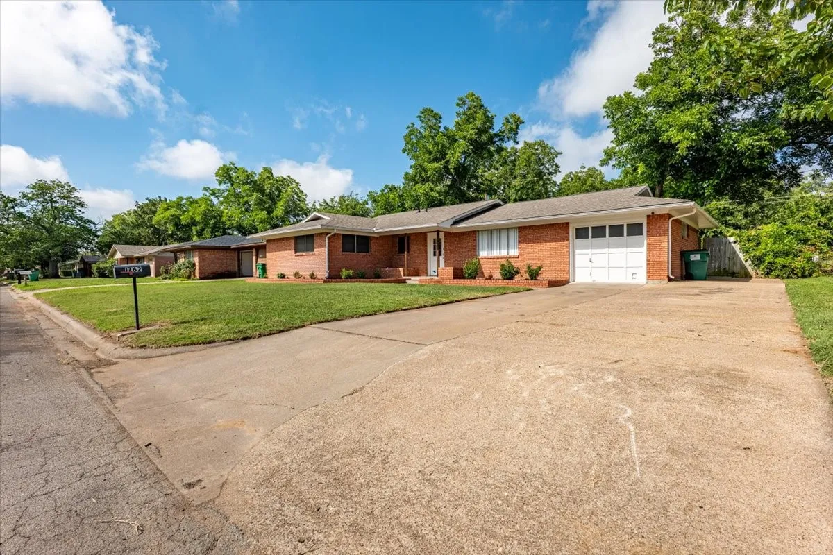 Single Family Residence For Sale in Erath County , 1762 N Mc Cart Street, Stephenville, Texas 76401, 4 Bedroom, 2 Bathroom, 1 Garage spaces, 1,990 Sqft, built in 1963, mls#21305333, Real Estate Agent in Stephenville, Homes For Sale in Erath county, Homes For Sale in Stephenville, Realtor in Stephenville Texas, Real Estate Brokerage Independent Realty Texas, Luminita Cordes Realtor