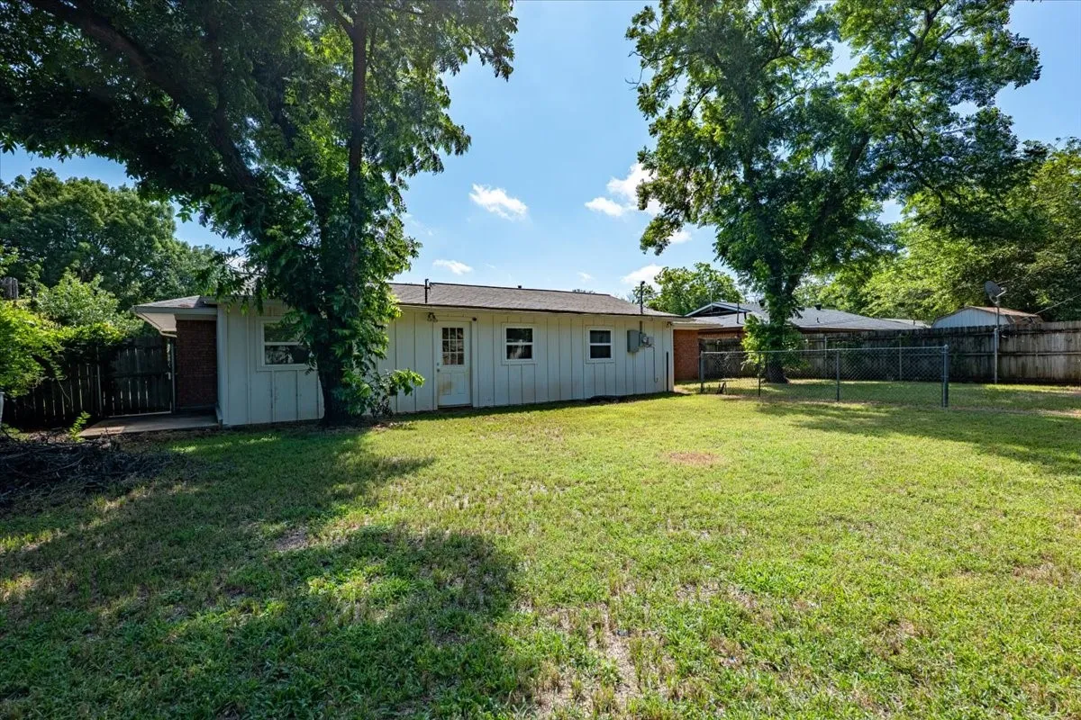 Single Family Residence For Sale in Erath County , 1762 N Mc Cart Street, Stephenville, Texas 76401, 4 Bedroom, 2 Bathroom, 1 Garage spaces, 1,990 Sqft, built in 1963, mls#21305333, Real Estate Agent in Stephenville, Homes For Sale in Erath county, Homes For Sale in Stephenville, Realtor in Stephenville Texas, Real Estate Brokerage Independent Realty Texas, Luminita Cordes Realtor