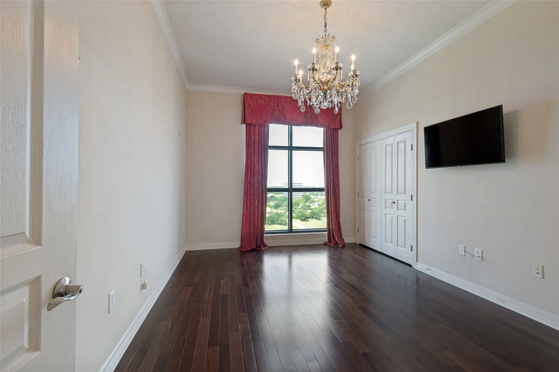 Second primary bedroom with en-suite bathroom. Smart TV conveys with sale.