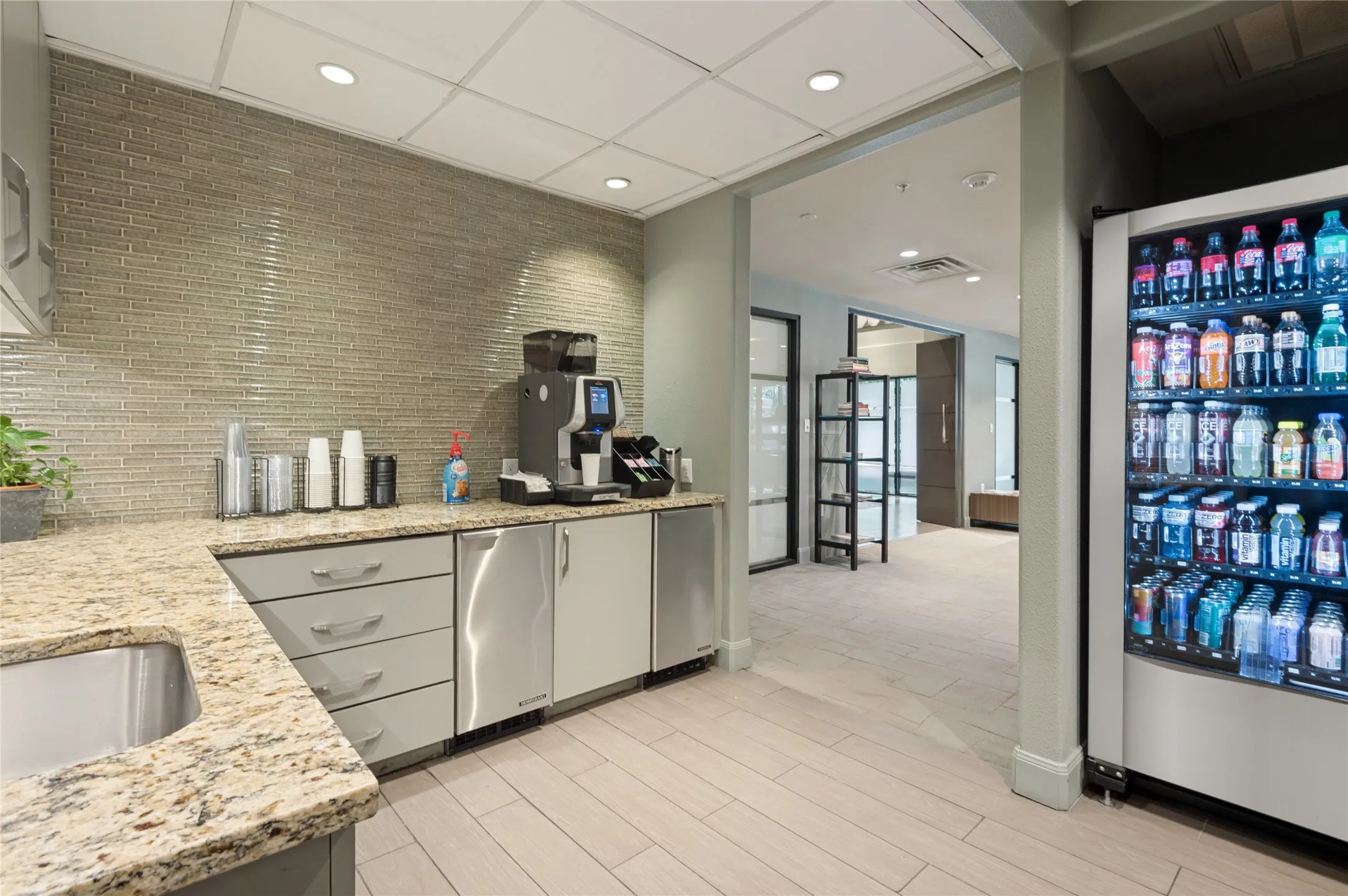 Coffee lounge with vending machine and complementary coffee machine