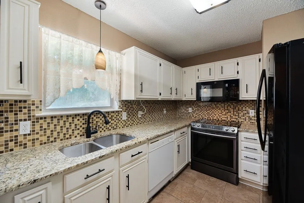Single Family Residence For Sale in Tarrant County , 2085 Paint Pony Lane, Keller, Texas 76248, 4 Bedroom, 2 Bathroom, 2 Garage spaces, 1,744 Sqft, built in 1991, mls#21311166, Real Estate Agent in Keller, Homes For Sale in Tarrant county, Homes For Sale in Keller, Realtor in Keller Texas, Real Estate Brokerage Independent Realty Texas, Luminita Cordes Realtor
