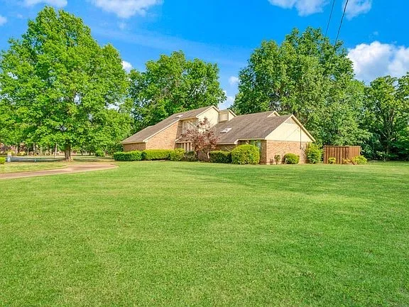 Single Family Residence For Sale in Lamar County , 4110 Lakeshore Drive, Reno, Texas 75462, 4 Bedrooms, 3 Bathrooms, 2 Garage spaces, 2,276 Sqft, built in 1987, Price $289,900, mls#21308690, Real Estate Agent in Reno, Homes For Sale in Lamar county, Homes For Sale in Reno, Realtor in Reno Texas, Real Estate Brokerage Independent Realty Texas, Luminita Cordes Realtor