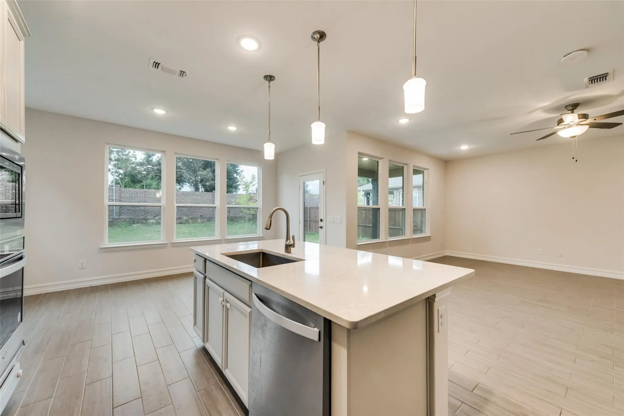 Single Family Residence For Rent in Dallas County , 714 Creekwater Lane, Garland, Texas 75043, 3 Bedroom, 3 Bathroom, 2 Garage spaces, 2,177 Sqft, built in 2022, mls#21311180, Real Estate Agent in Garland, Homes For Rent in Dallas county, Homes For Rent in Garland, Realtor in Garland Texas, Real Estate Brokerage Independent Realty Texas, Luminita Cordes Realtor