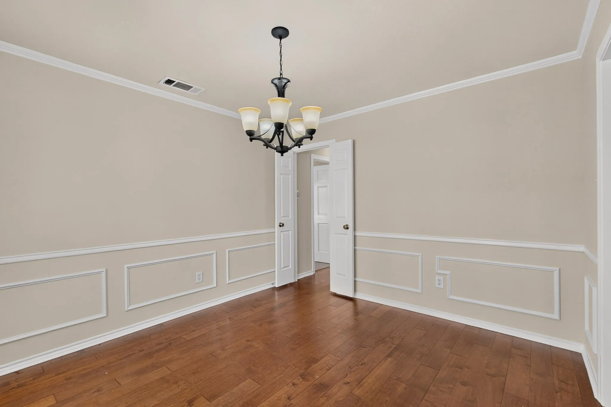 Single Family Residence For Sale in Tarrant County , 1900 Thames Drive, Arlington, Texas 76017, 4 Bedroom, 3 Bathroom, 2 Garage spaces, 2,635 Sqft, built in 1984, mls#21299190, Real Estate Agent in Arlington, Homes For Sale in Tarrant county, Homes For Sale in Arlington, Realtor in Arlington Texas, Real Estate Brokerage Independent Realty Texas, Luminita Cordes Realtor