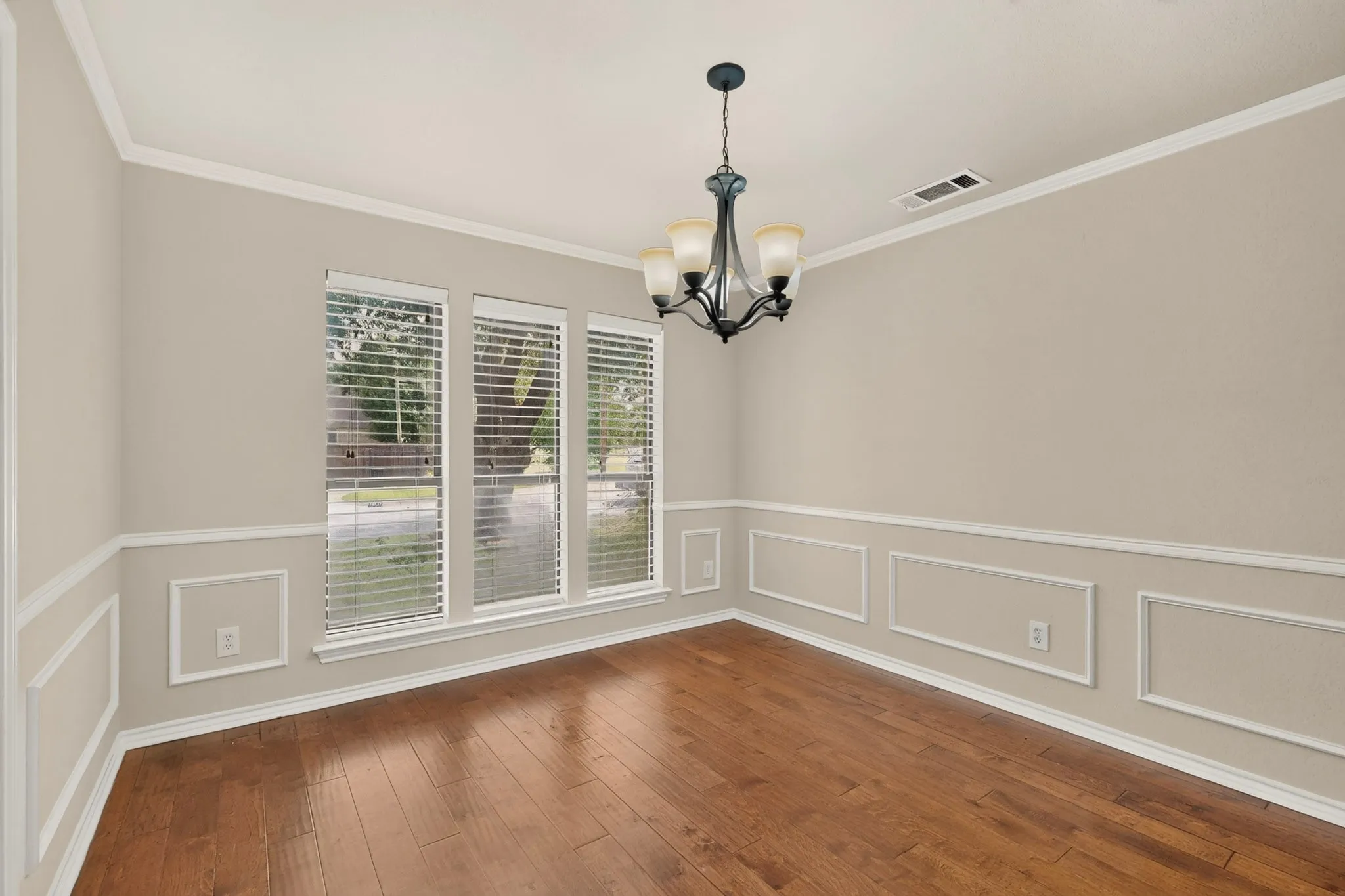 Single Family Residence For Sale in Tarrant County , 1900 Thames Drive, Arlington, Texas 76017, 4 Bedroom, 3 Bathroom, 2 Garage spaces, 2,635 Sqft, built in 1984, mls#21299190, Real Estate Agent in Arlington, Homes For Sale in Tarrant county, Homes For Sale in Arlington, Realtor in Arlington Texas, Real Estate Brokerage Independent Realty Texas, Luminita Cordes Realtor