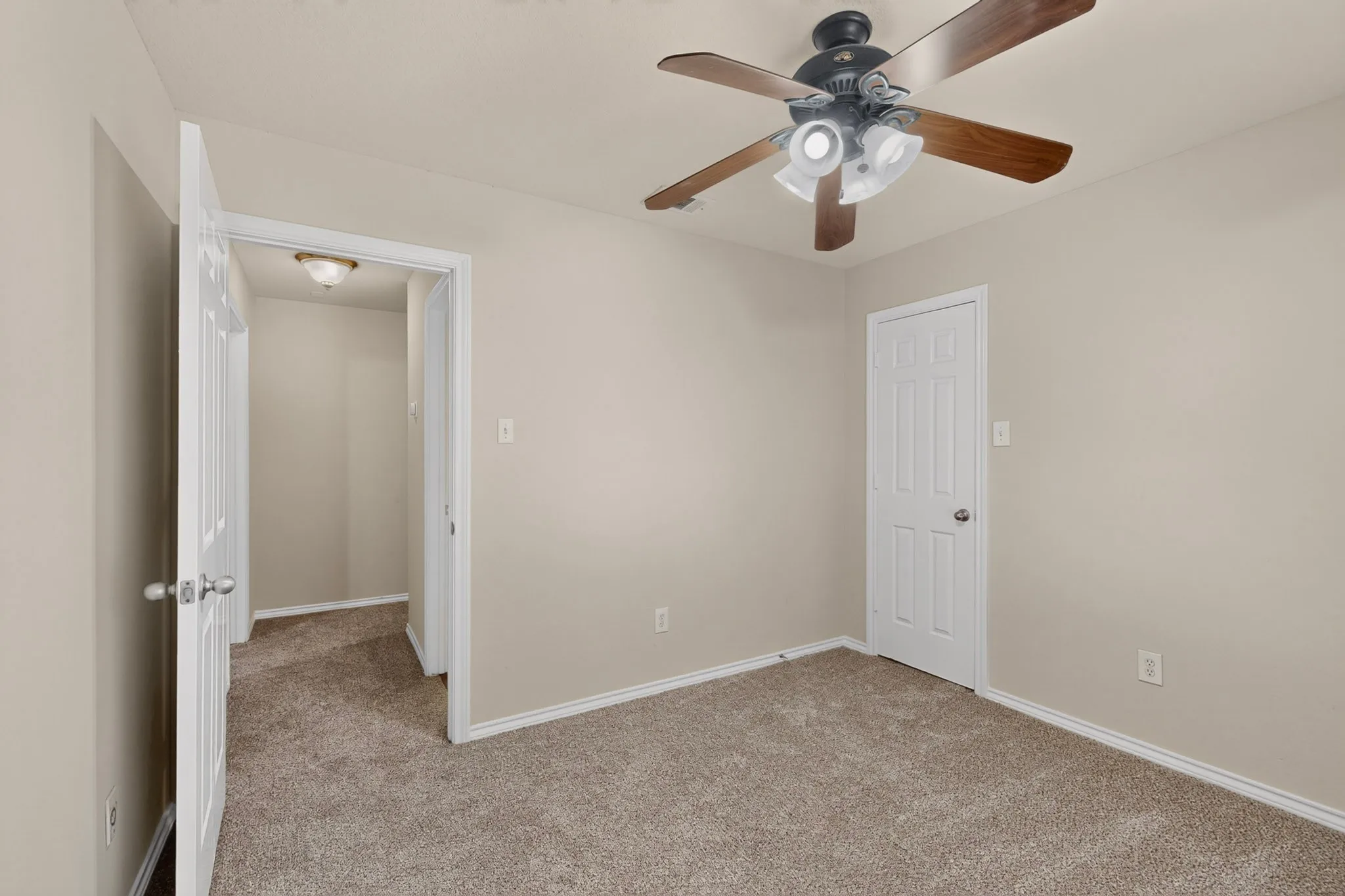 Single Family Residence For Sale in Tarrant County , 1900 Thames Drive, Arlington, Texas 76017, 4 Bedroom, 3 Bathroom, 2 Garage spaces, 2,635 Sqft, built in 1984, mls#21299190, Real Estate Agent in Arlington, Homes For Sale in Tarrant county, Homes For Sale in Arlington, Realtor in Arlington Texas, Real Estate Brokerage Independent Realty Texas, Luminita Cordes Realtor