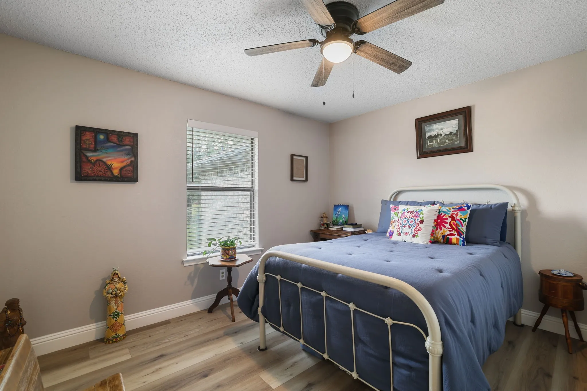 Middle bedroom