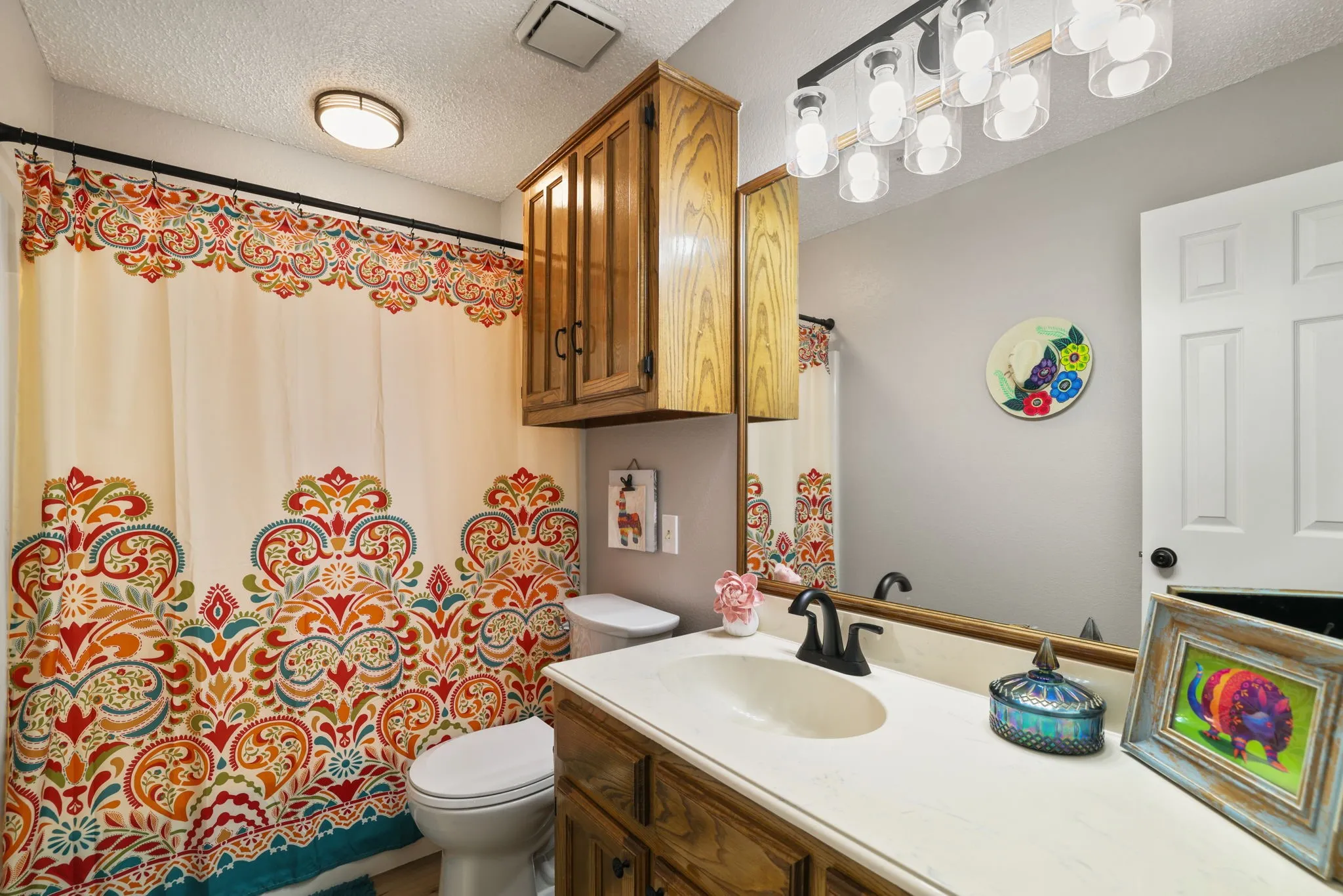 Middle full bathroom