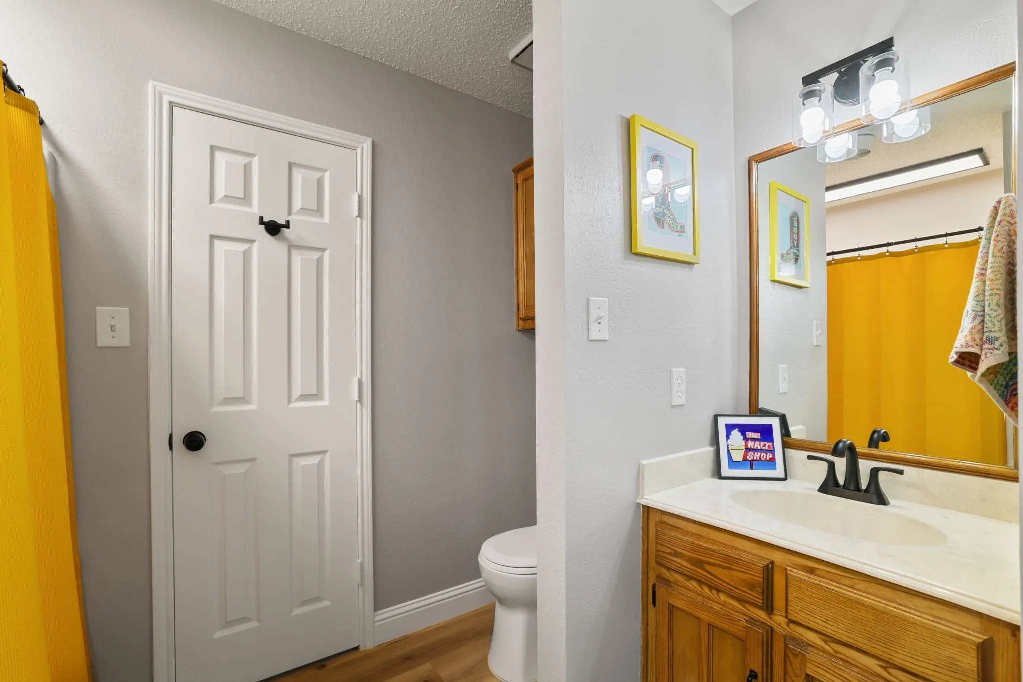 Shower/ tub combo in second primary suite