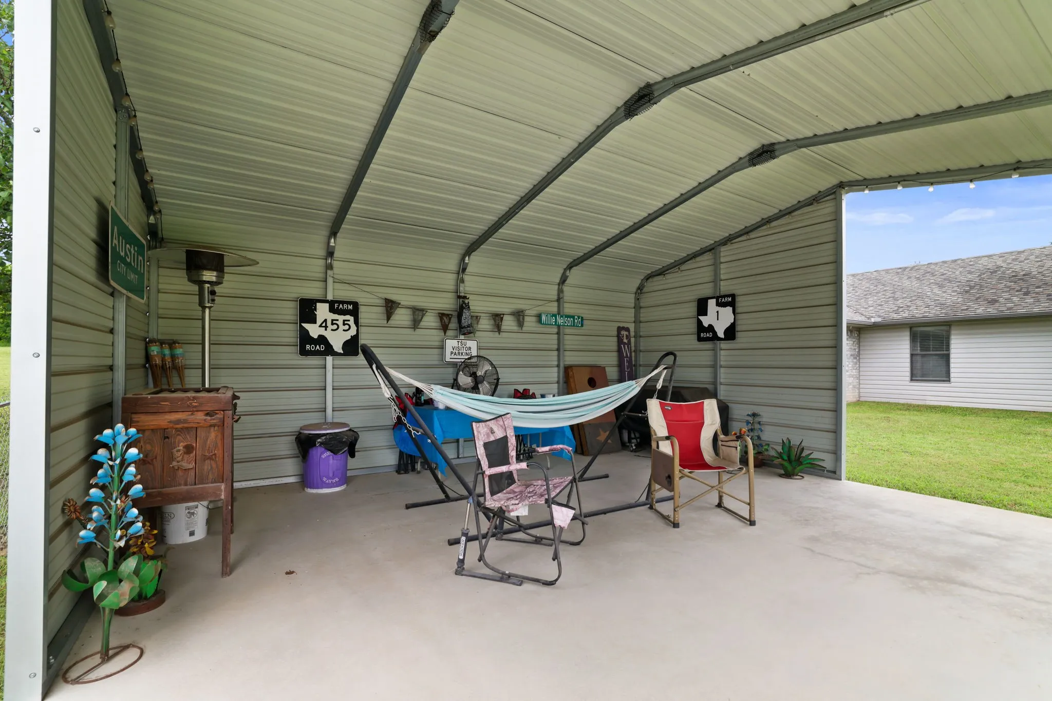 Loafing shed