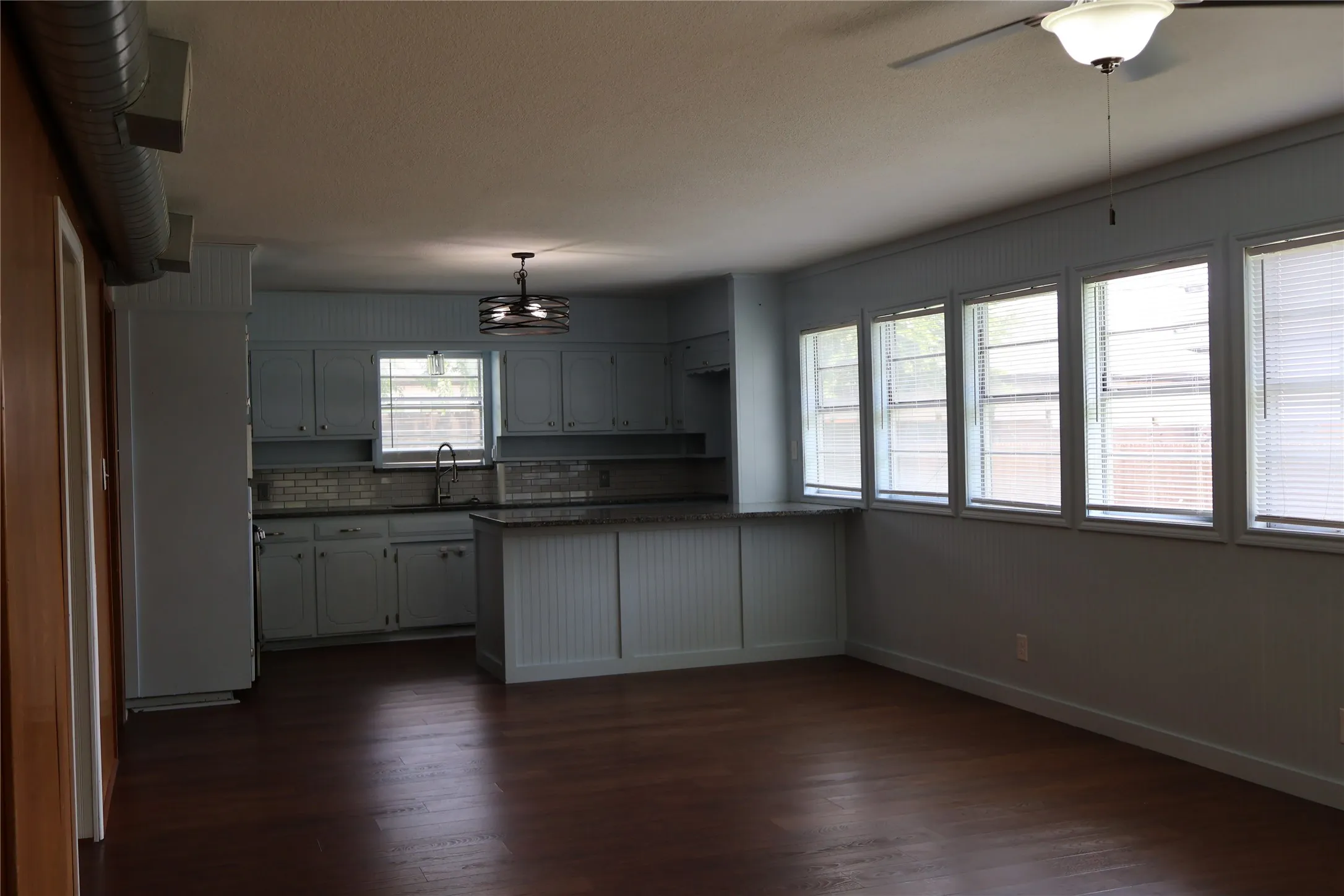 Single Family Residence For Rent in Tarrant County , 2516 Norfleet Street, Sansom Park, Texas 76114, 3 Bedroom, 2 Bathroom, Garage spaces, 1,838 Sqft, built in 1955, mls#21311094, Real Estate Agent in Sansom Park, Homes For Rent in Tarrant county, Homes For Rent in Sansom Park, Realtor in Sansom Park Texas, Real Estate Brokerage Independent Realty Texas, Luminita Cordes Realtor
