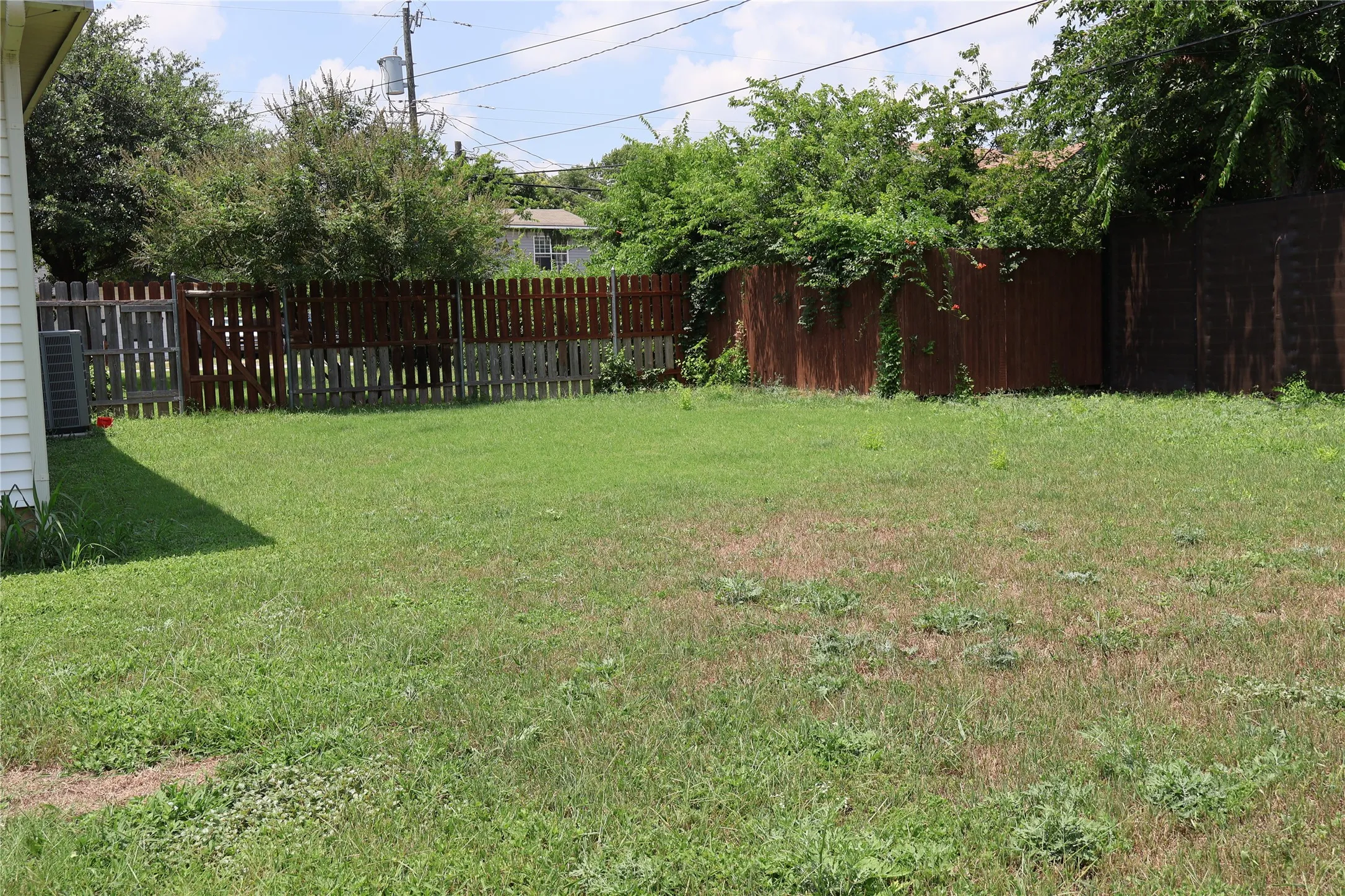 Single Family Residence For Rent in Tarrant County , 2516 Norfleet Street, Sansom Park, Texas 76114, 3 Bedroom, 2 Bathroom, Garage spaces, 1,838 Sqft, built in 1955, mls#21311094, Real Estate Agent in Sansom Park, Homes For Rent in Tarrant county, Homes For Rent in Sansom Park, Realtor in Sansom Park Texas, Real Estate Brokerage Independent Realty Texas, Luminita Cordes Realtor