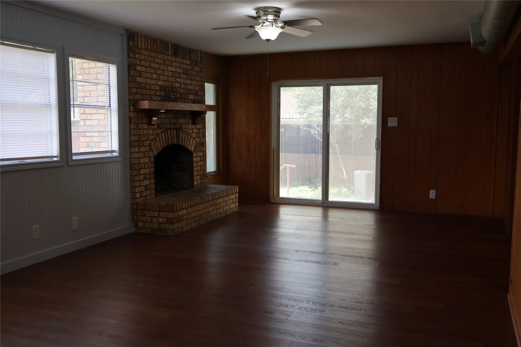Single Family Residence For Rent in Tarrant County , 2516 Norfleet Street, Sansom Park, Texas 76114, 3 Bedroom, 2 Bathroom, Garage spaces, 1,838 Sqft, built in 1955, mls#21311094, Real Estate Agent in Sansom Park, Homes For Rent in Tarrant county, Homes For Rent in Sansom Park, Realtor in Sansom Park Texas, Real Estate Brokerage Independent Realty Texas, Luminita Cordes Realtor