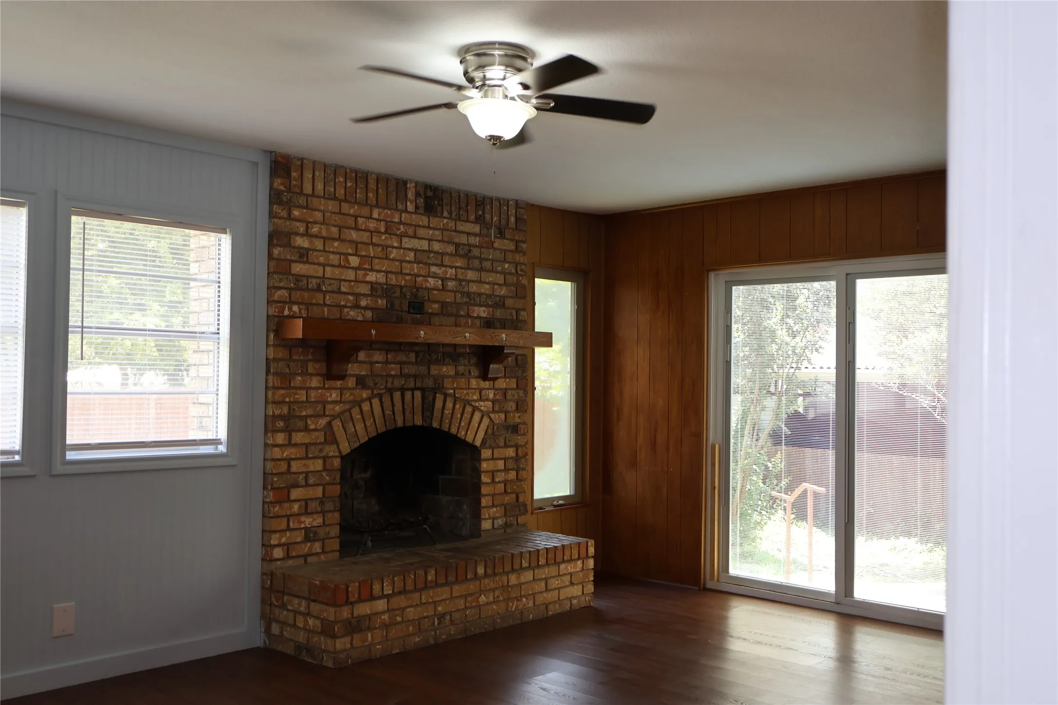 Single Family Residence For Rent in Tarrant County , 2516 Norfleet Street, Sansom Park, Texas 76114, 3 Bedroom, 2 Bathroom, Garage spaces, 1,838 Sqft, built in 1955, mls#21311094, Real Estate Agent in Sansom Park, Homes For Rent in Tarrant county, Homes For Rent in Sansom Park, Realtor in Sansom Park Texas, Real Estate Brokerage Independent Realty Texas, Luminita Cordes Realtor