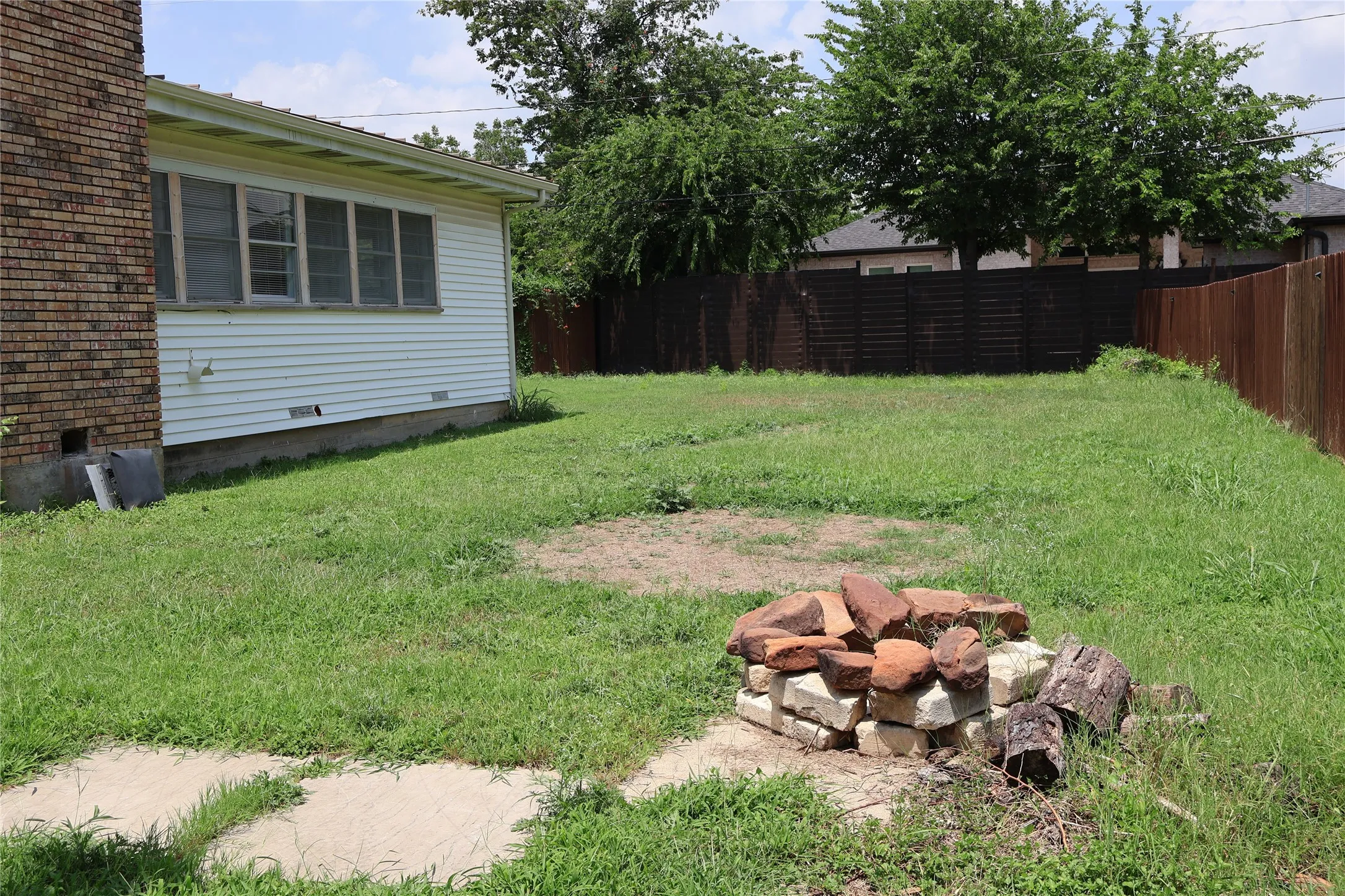 Single Family Residence For Rent in Tarrant County , 2516 Norfleet Street, Sansom Park, Texas 76114, 3 Bedroom, 2 Bathroom, Garage spaces, 1,838 Sqft, built in 1955, mls#21311094, Real Estate Agent in Sansom Park, Homes For Rent in Tarrant county, Homes For Rent in Sansom Park, Realtor in Sansom Park Texas, Real Estate Brokerage Independent Realty Texas, Luminita Cordes Realtor
