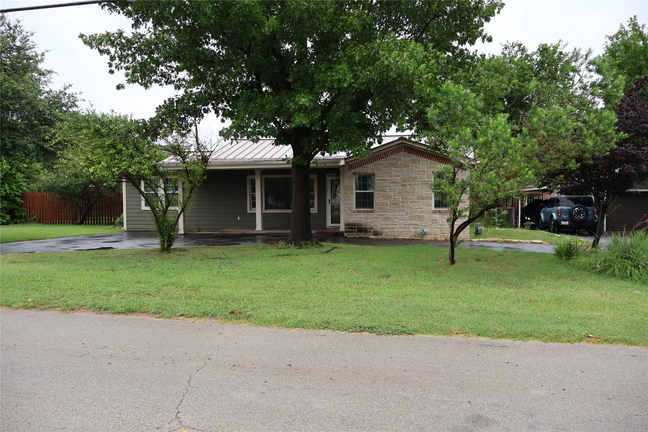 Single Family Residence For Rent in Tarrant County , 2516 Norfleet Street, Sansom Park, Texas 76114, 3 Bedroom, 2 Bathroom, Garage spaces, 1,838 Sqft, built in 1955, mls#21311094, Real Estate Agent in Sansom Park, Homes For Rent in Tarrant county, Homes For Rent in Sansom Park, Realtor in Sansom Park Texas, Real Estate Brokerage Independent Realty Texas, Luminita Cordes Realtor