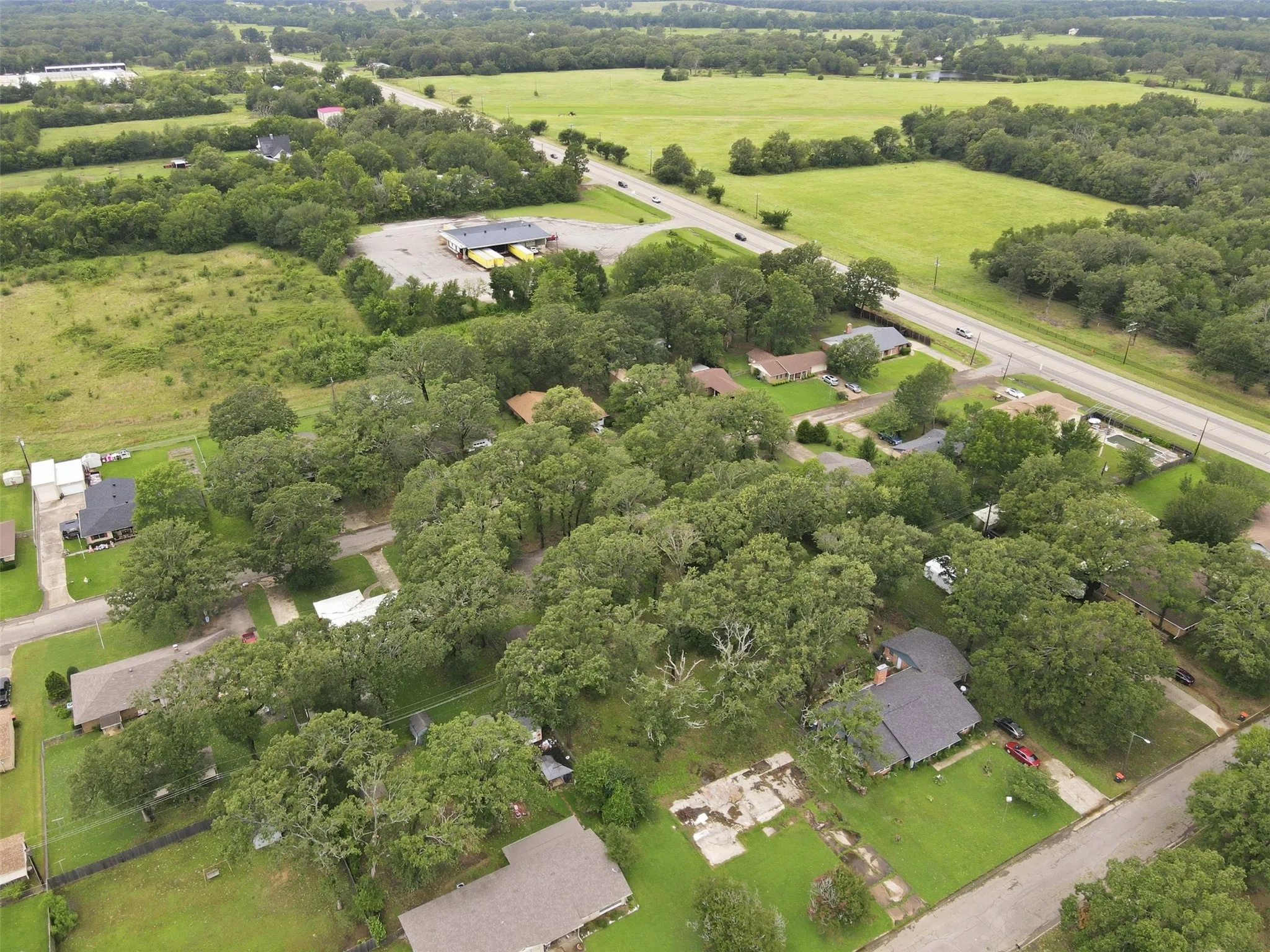 Single Family Residence For Sale in Lamar County , 135 46th Street SW, Paris, Texas 75460, 3 Bedroom, 3 Bathroom, 2 Garage spaces, 2,232 Sqft, built in 1975, mls#21311218, Real Estate Agent in Paris, Homes For Sale in Lamar county, Homes For Sale in Paris, Realtor in Paris Texas, Real Estate Brokerage Independent Realty Texas, Luminita Cordes Realtor
