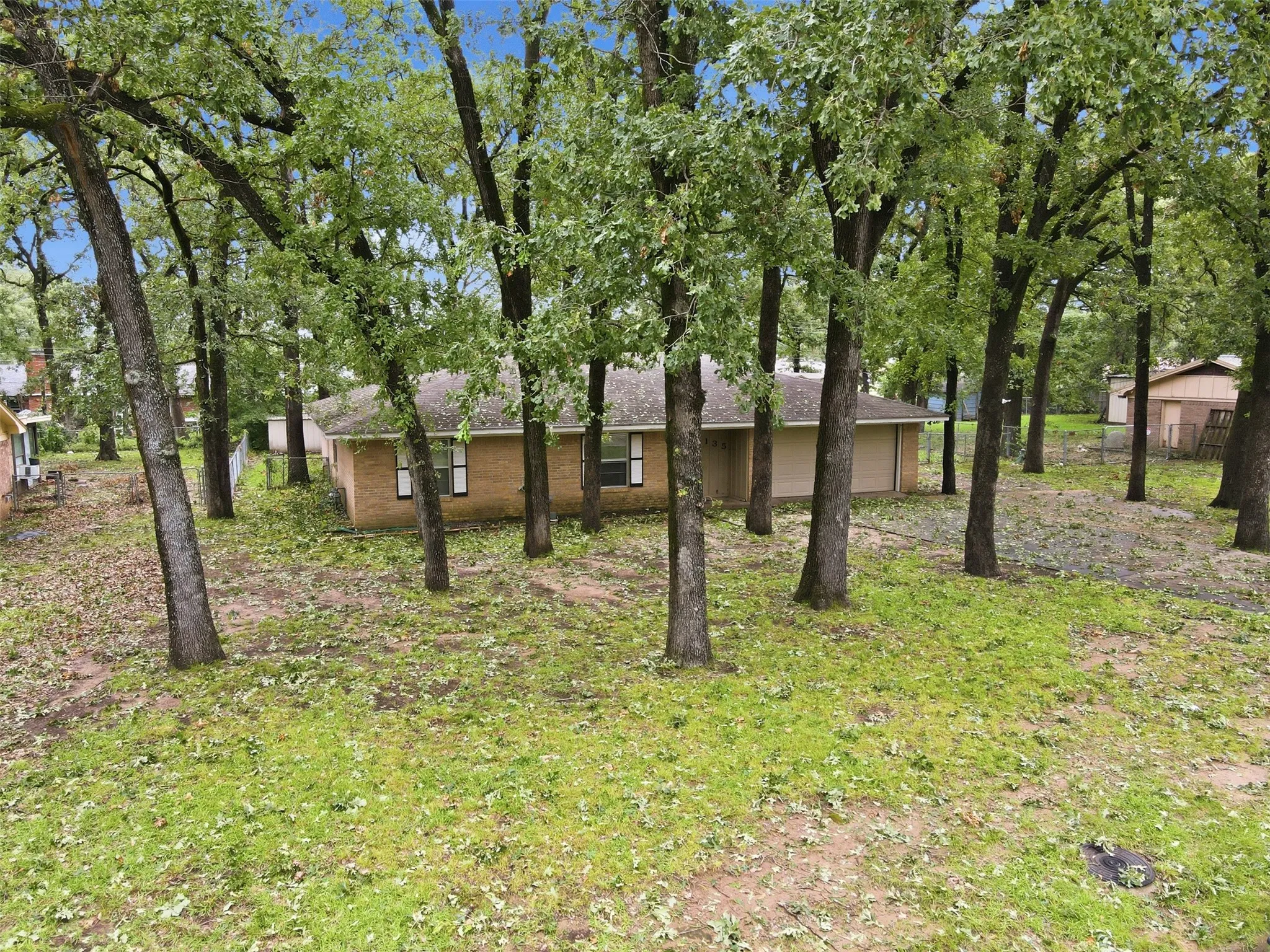 Single Family Residence For Sale in Lamar County , 135 46th Street SW, Paris, Texas 75460, 3 Bedroom, 3 Bathroom, 2 Garage spaces, 2,232 Sqft, built in 1975, mls#21311218, Real Estate Agent in Paris, Homes For Sale in Lamar county, Homes For Sale in Paris, Realtor in Paris Texas, Real Estate Brokerage Independent Realty Texas, Luminita Cordes Realtor