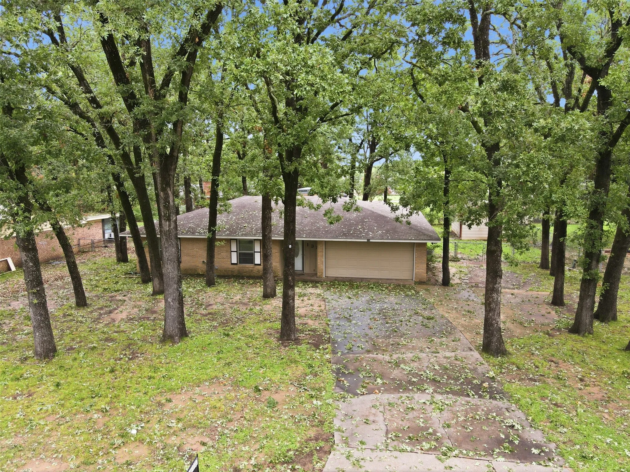Single Family Residence For Sale in Lamar County , 135 46th Street SW, Paris, Texas 75460, 3 Bedroom, 3 Bathroom, 2 Garage spaces, 2,232 Sqft, built in 1975, mls#21311218, Real Estate Agent in Paris, Homes For Sale in Lamar county, Homes For Sale in Paris, Realtor in Paris Texas, Real Estate Brokerage Independent Realty Texas, Luminita Cordes Realtor
