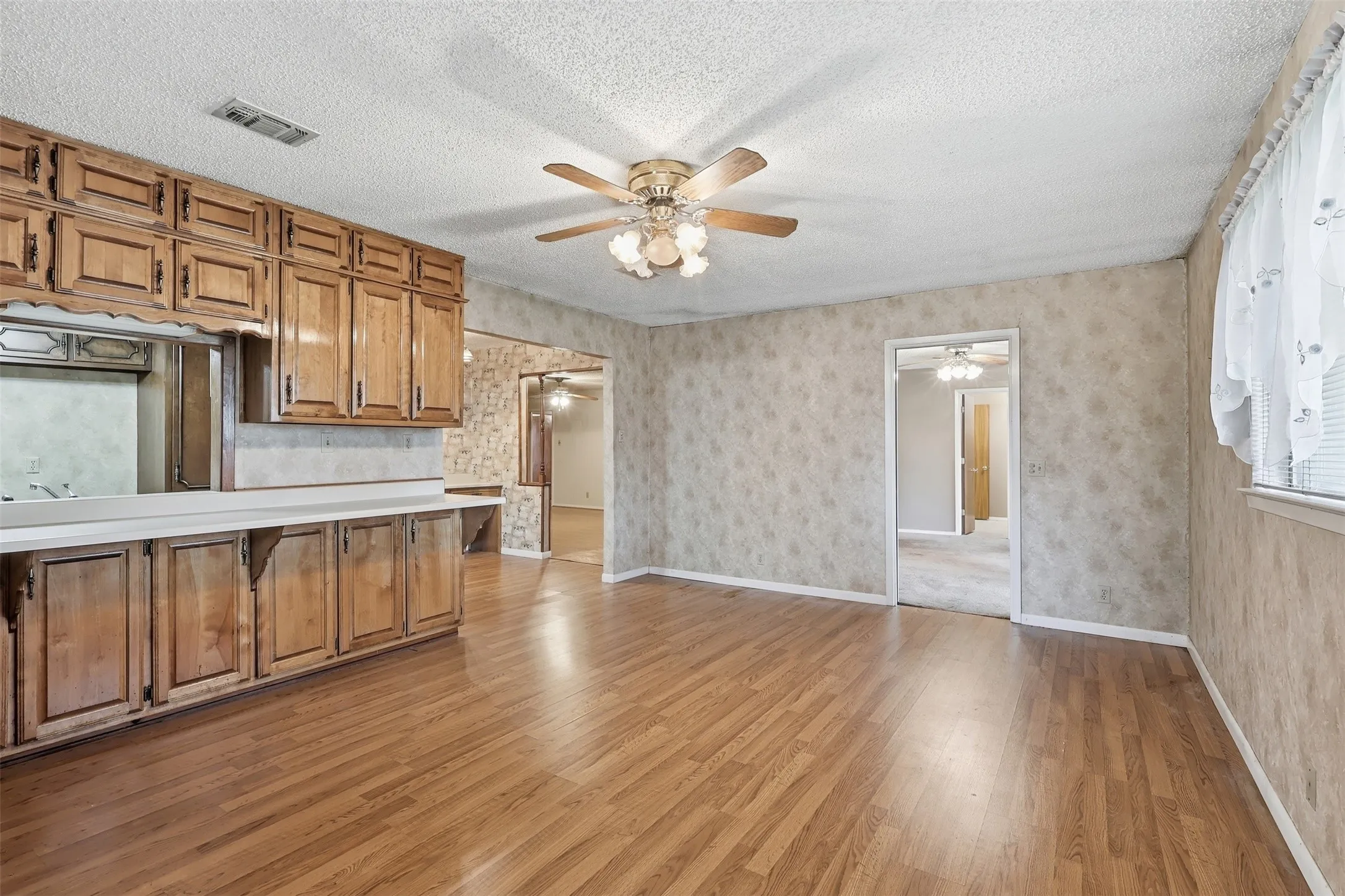Single Family Residence For Sale in Lamar County , 135 46th Street SW, Paris, Texas 75460, 3 Bedroom, 3 Bathroom, 2 Garage spaces, 2,232 Sqft, built in 1975, mls#21311218, Real Estate Agent in Paris, Homes For Sale in Lamar county, Homes For Sale in Paris, Realtor in Paris Texas, Real Estate Brokerage Independent Realty Texas, Luminita Cordes Realtor