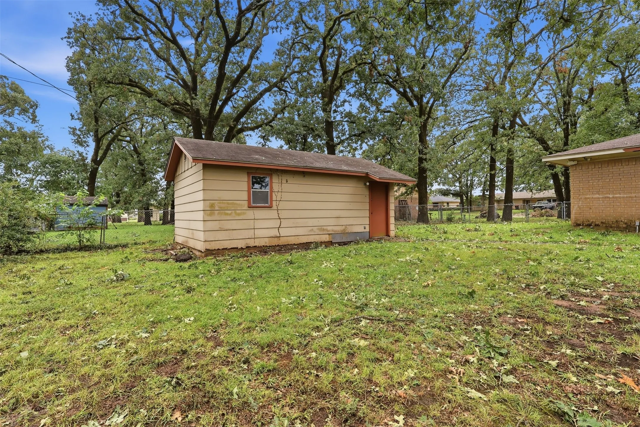 Single Family Residence For Sale in Lamar County , 135 46th Street SW, Paris, Texas 75460, 3 Bedroom, 3 Bathroom, 2 Garage spaces, 2,232 Sqft, built in 1975, mls#21311218, Real Estate Agent in Paris, Homes For Sale in Lamar county, Homes For Sale in Paris, Realtor in Paris Texas, Real Estate Brokerage Independent Realty Texas, Luminita Cordes Realtor