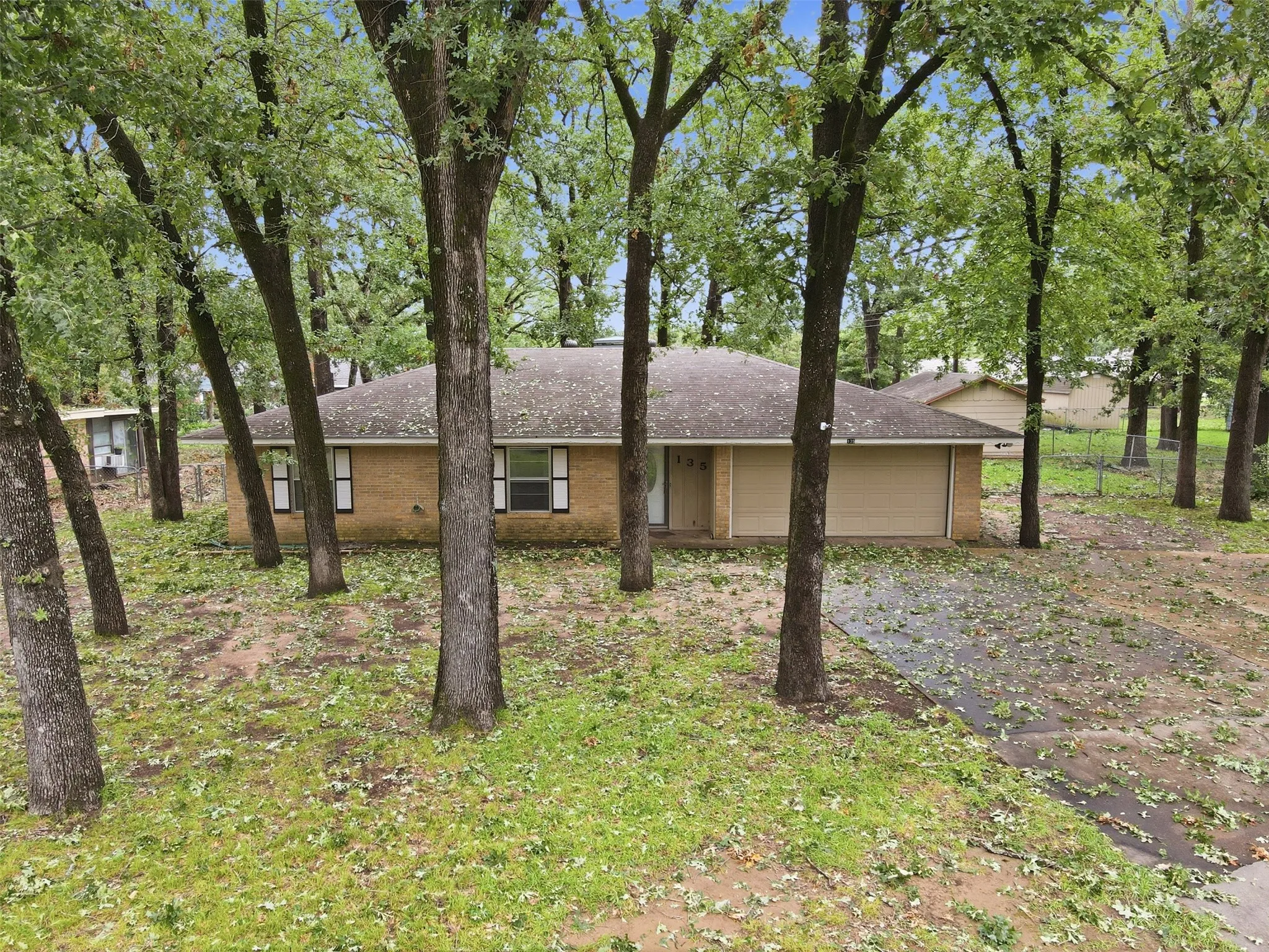 Single Family Residence For Sale in Lamar County , 135 46th Street SW, Paris, Texas 75460, 3 Bedroom, 3 Bathroom, 2 Garage spaces, 2,232 Sqft, built in 1975, mls#21311218, Real Estate Agent in Paris, Homes For Sale in Lamar county, Homes For Sale in Paris, Realtor in Paris Texas, Real Estate Brokerage Independent Realty Texas, Luminita Cordes Realtor