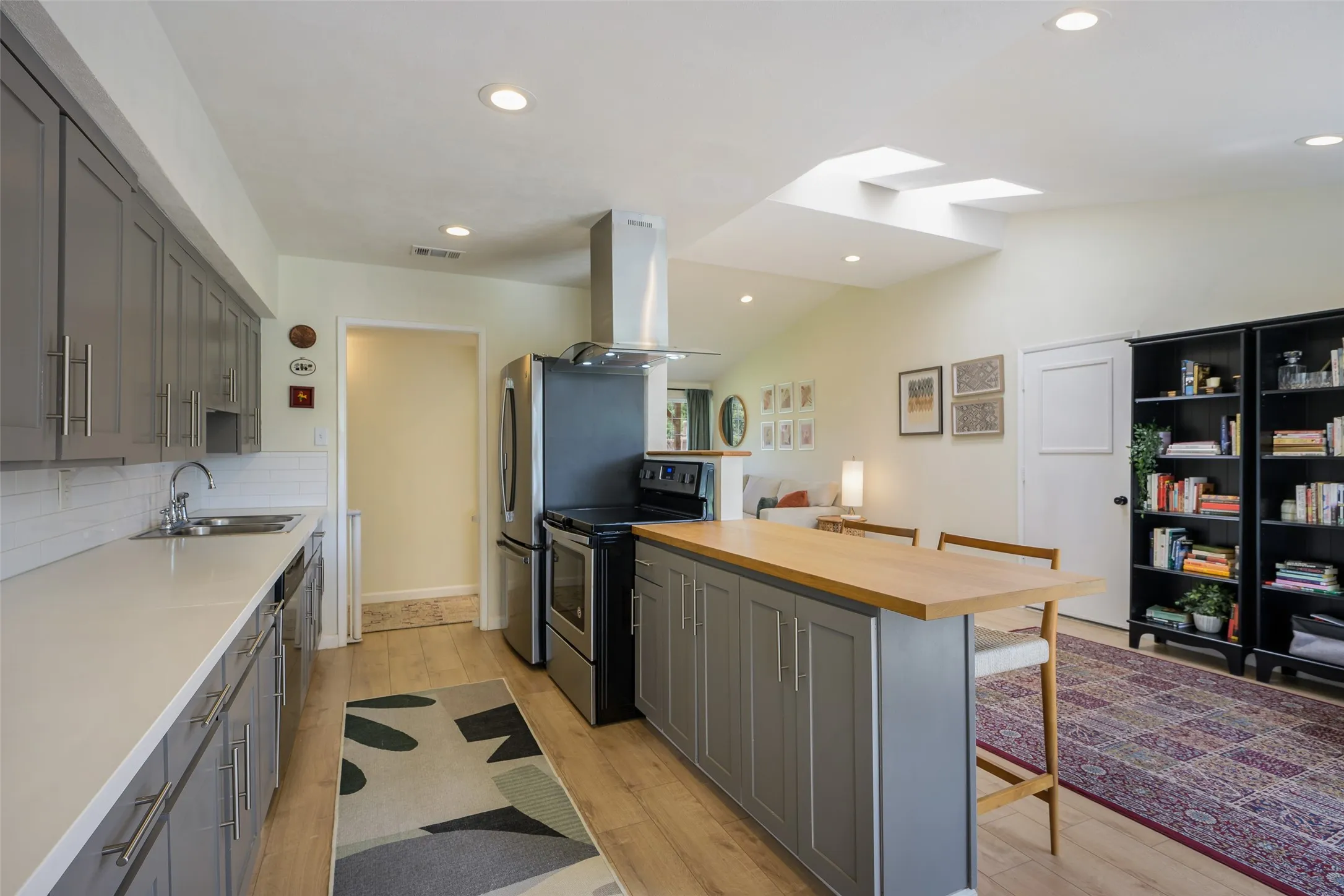 Single Family Residence For Sale in Dallas County , 13536 Castleton Drive, Farmers Branch, Texas 75234, 3 Bedroom, 2 Bathroom, 1 Garage spaces, 1,290 Sqft, built in 1960, mls#21306737, Real Estate Agent in Farmers Branch, Homes For Sale in Dallas county, Homes For Sale in Farmers Branch, Realtor in Farmers Branch Texas, Real Estate Brokerage Independent Realty Texas, Luminita Cordes Realtor