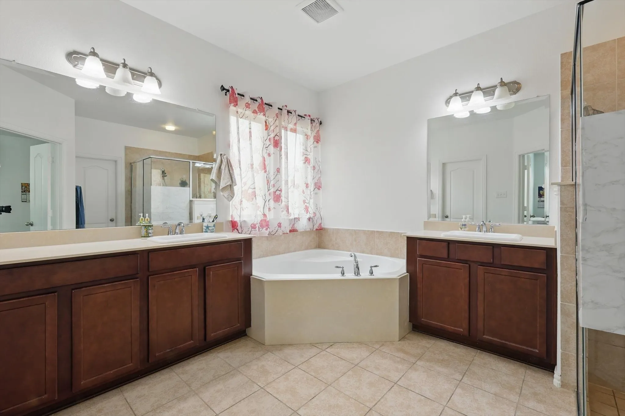 Single Family Residence For Rent in Collin County , 1605 Lisburn Drive, Mc Kinney, Texas 75071, 4 Bedrooms, 4 Bathrooms, 2 Garage spaces, 3,565 Sqft, built in 2015, Price $3,300, mls#21308475, Real Estate Agent in Mc Kinney, Homes For Rent in Collin county, Homes For Rent in Mc Kinney, Realtor in Mc Kinney Texas, Real Estate Brokerage Independent Realty Texas, Luminita Cordes Realtor