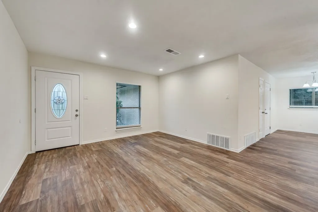 Single Family Residence For Rent in Dallas County , 901 Hudson Drive, Garland, Texas 75043, 3 Bedroom, 2 Bathroom, 2 Garage spaces, 1,221 Sqft, built in 1969, mls#21311251, Real Estate Agent in Garland, Homes For Rent in Dallas county, Homes For Rent in Garland, Realtor in Garland Texas, Real Estate Brokerage Independent Realty Texas, Luminita Cordes Realtor