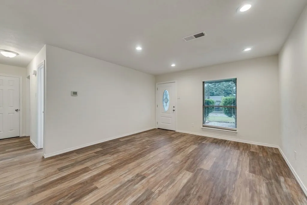 Single Family Residence For Rent in Dallas County , 901 Hudson Drive, Garland, Texas 75043, 3 Bedroom, 2 Bathroom, 2 Garage spaces, 1,221 Sqft, built in 1969, mls#21311251, Real Estate Agent in Garland, Homes For Rent in Dallas county, Homes For Rent in Garland, Realtor in Garland Texas, Real Estate Brokerage Independent Realty Texas, Luminita Cordes Realtor