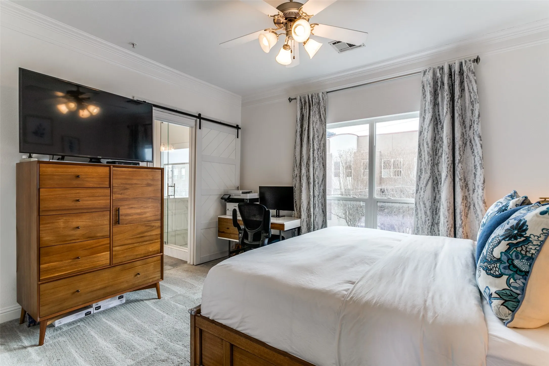 For Sale in Dallas County , 5702 Hudson Street 2, Dallas, Texas 75206, 2 Bedrooms, 3 Bathrooms, 2 Garage spaces, 1,235 Sqft, built in 2005, Price $460,000, mls#21311258, Real Estate Agent in Dallas, Homes For Sale in Dallas county, Homes For Sale in Dallas, Realtor in Dallas Texas, Real Estate Brokerage Independent Realty Texas, Luminita Cordes Realtor