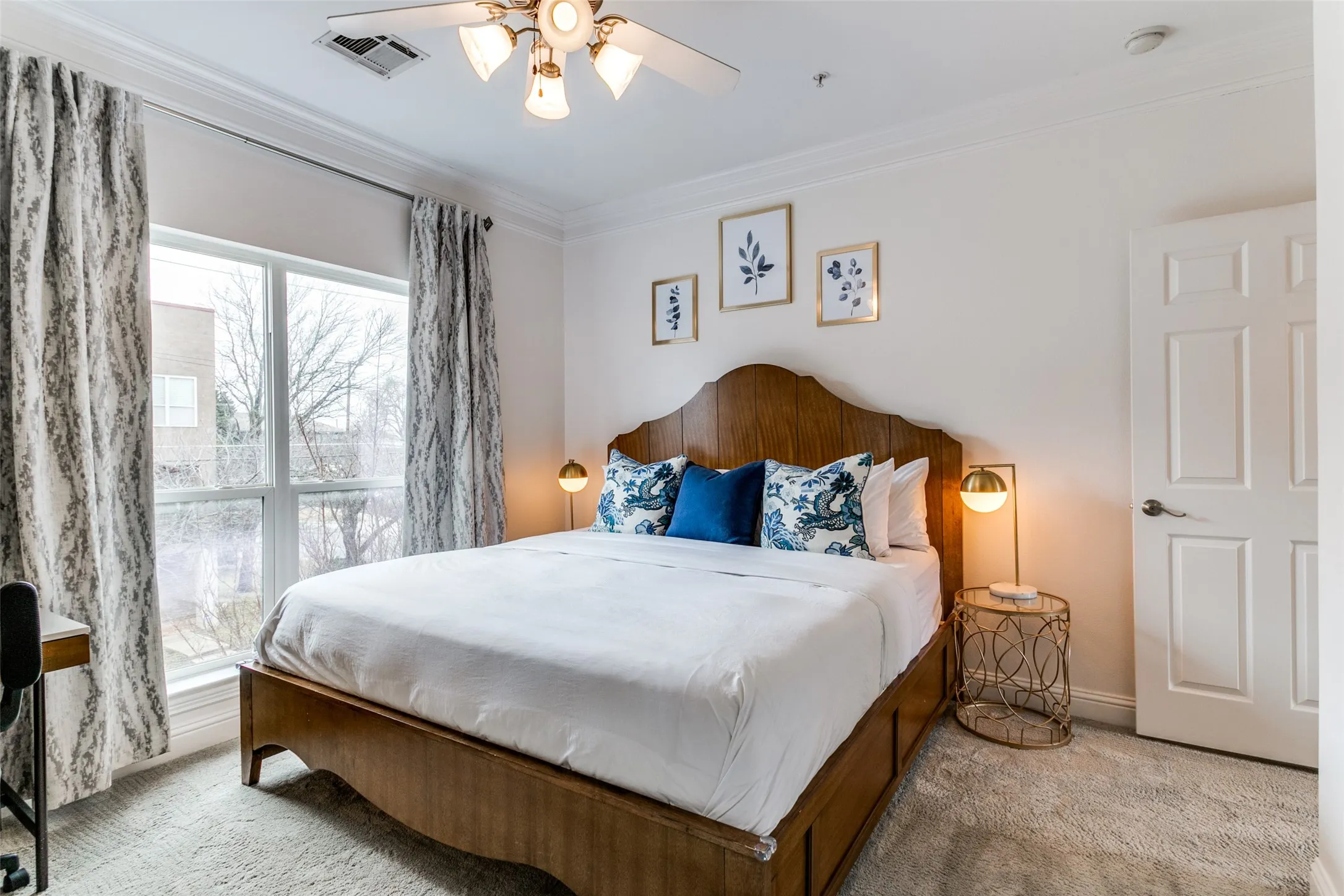 For Sale in Dallas County , 5702 Hudson Street 2, Dallas, Texas 75206, 2 Bedrooms, 3 Bathrooms, 2 Garage spaces, 1,235 Sqft, built in 2005, Price $460,000, mls#21311258, Real Estate Agent in Dallas, Homes For Sale in Dallas county, Homes For Sale in Dallas, Realtor in Dallas Texas, Real Estate Brokerage Independent Realty Texas, Luminita Cordes Realtor