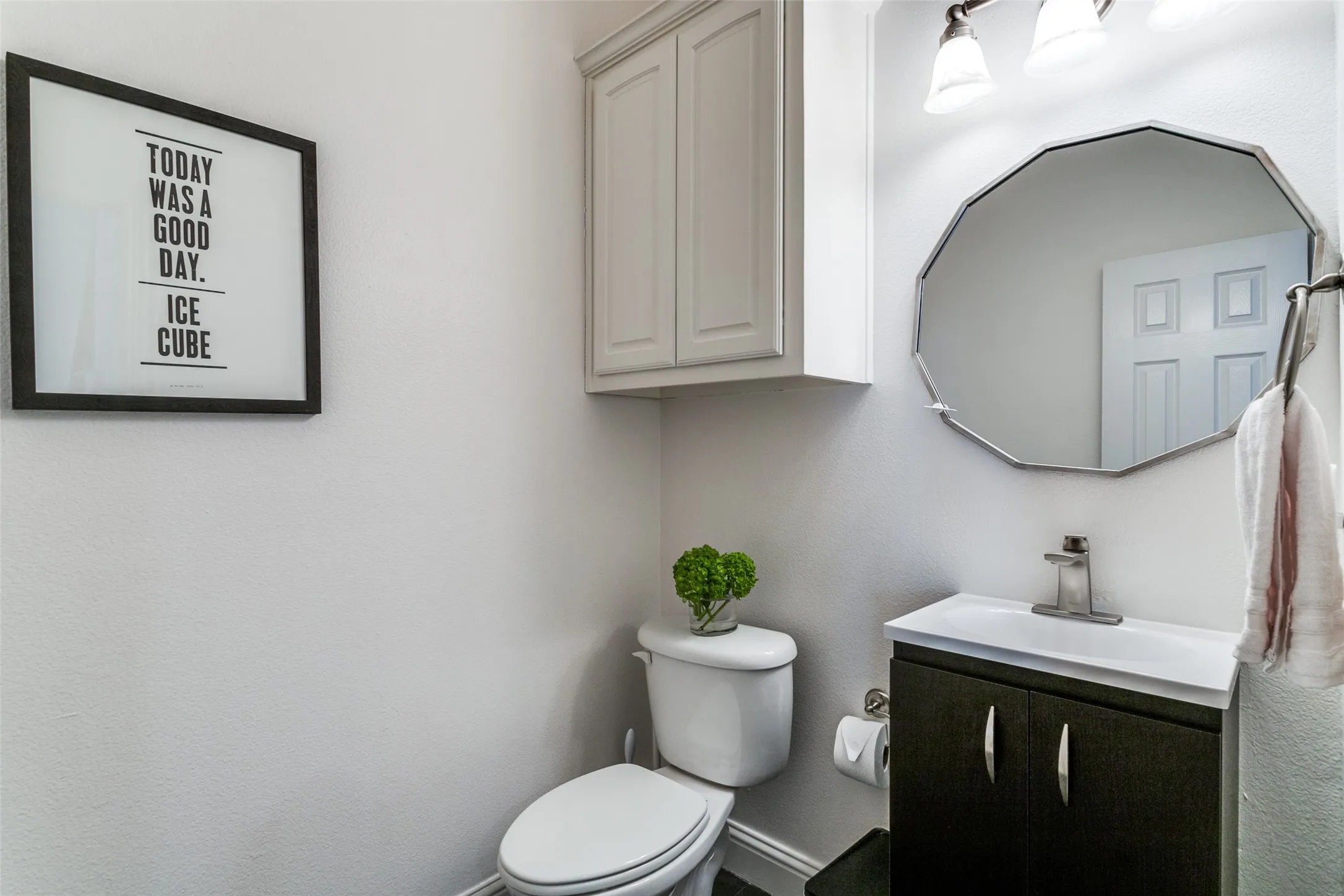 For Sale in Dallas County , 5702 Hudson Street 2, Dallas, Texas 75206, 2 Bedrooms, 3 Bathrooms, 2 Garage spaces, 1,235 Sqft, built in 2005, Price $460,000, mls#21311258, Real Estate Agent in Dallas, Homes For Sale in Dallas county, Homes For Sale in Dallas, Realtor in Dallas Texas, Real Estate Brokerage Independent Realty Texas, Luminita Cordes Realtor