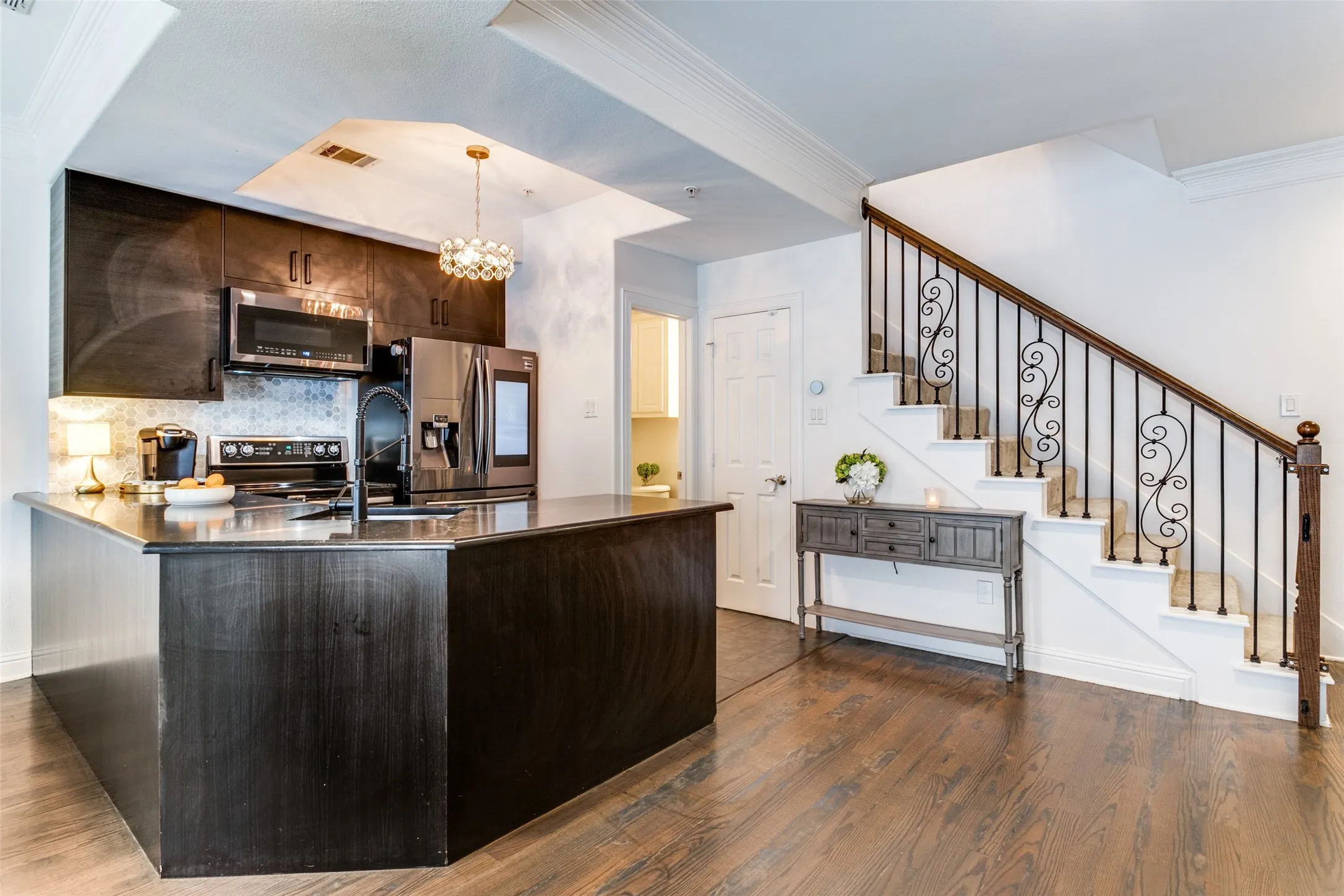 For Sale in Dallas County , 5702 Hudson Street 2, Dallas, Texas 75206, 2 Bedrooms, 3 Bathrooms, 2 Garage spaces, 1,235 Sqft, built in 2005, Price $460,000, mls#21311258, Real Estate Agent in Dallas, Homes For Sale in Dallas county, Homes For Sale in Dallas, Realtor in Dallas Texas, Real Estate Brokerage Independent Realty Texas, Luminita Cordes Realtor