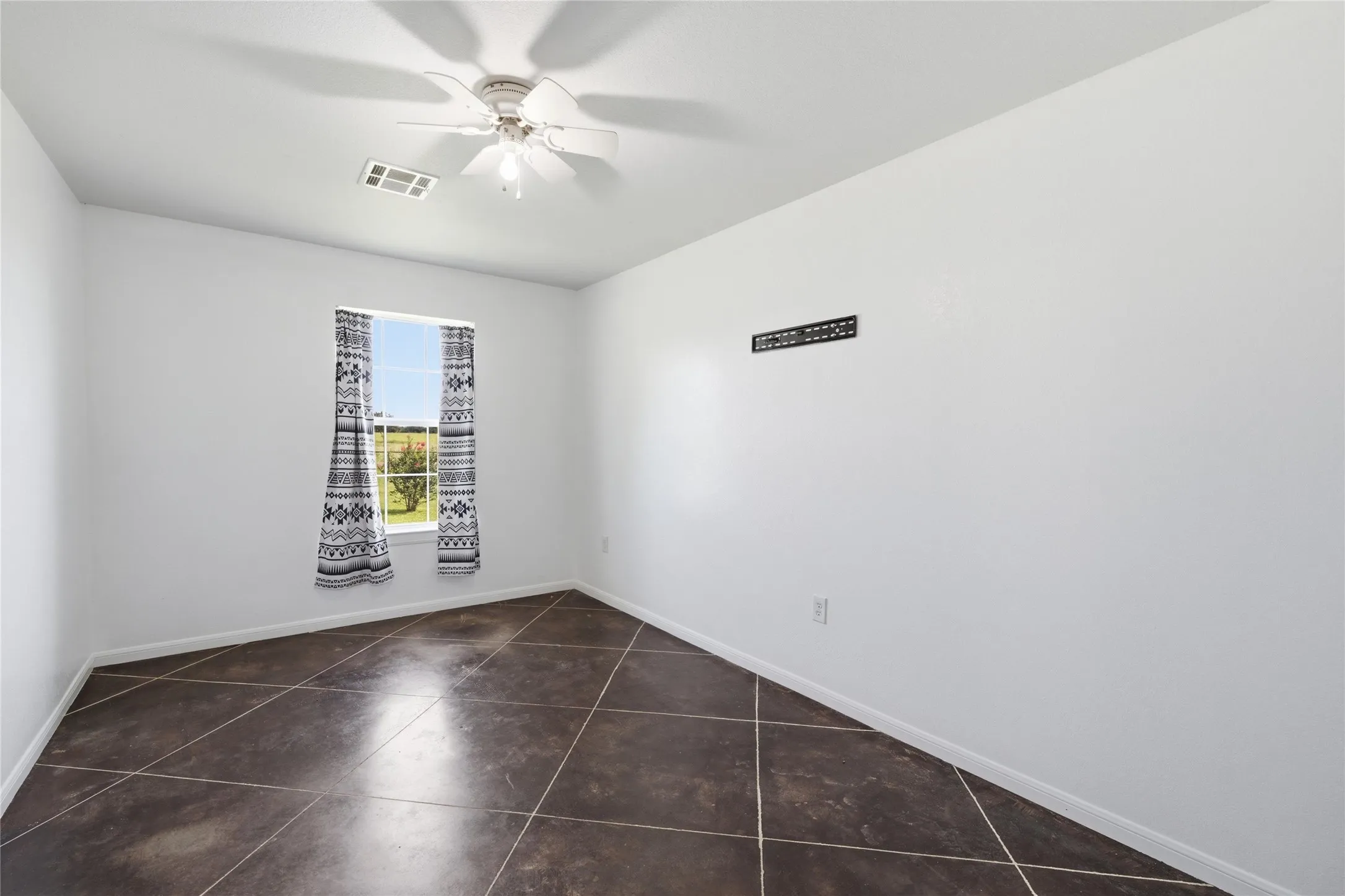 Single Family Residence For Sale in Limestone County , 1727 LCR 124, Mount Calm, Texas 76673, 4 Bedroom, 2 Bathroom, Garage spaces, 1,999 Sqft, built in 2006, mls#21309973, Real Estate Agent in Mount Calm, Homes For Sale in Limestone county, Homes For Sale in Mount Calm, Realtor in Mount Calm Texas, Real Estate Brokerage Independent Realty Texas, Luminita Cordes Realtor