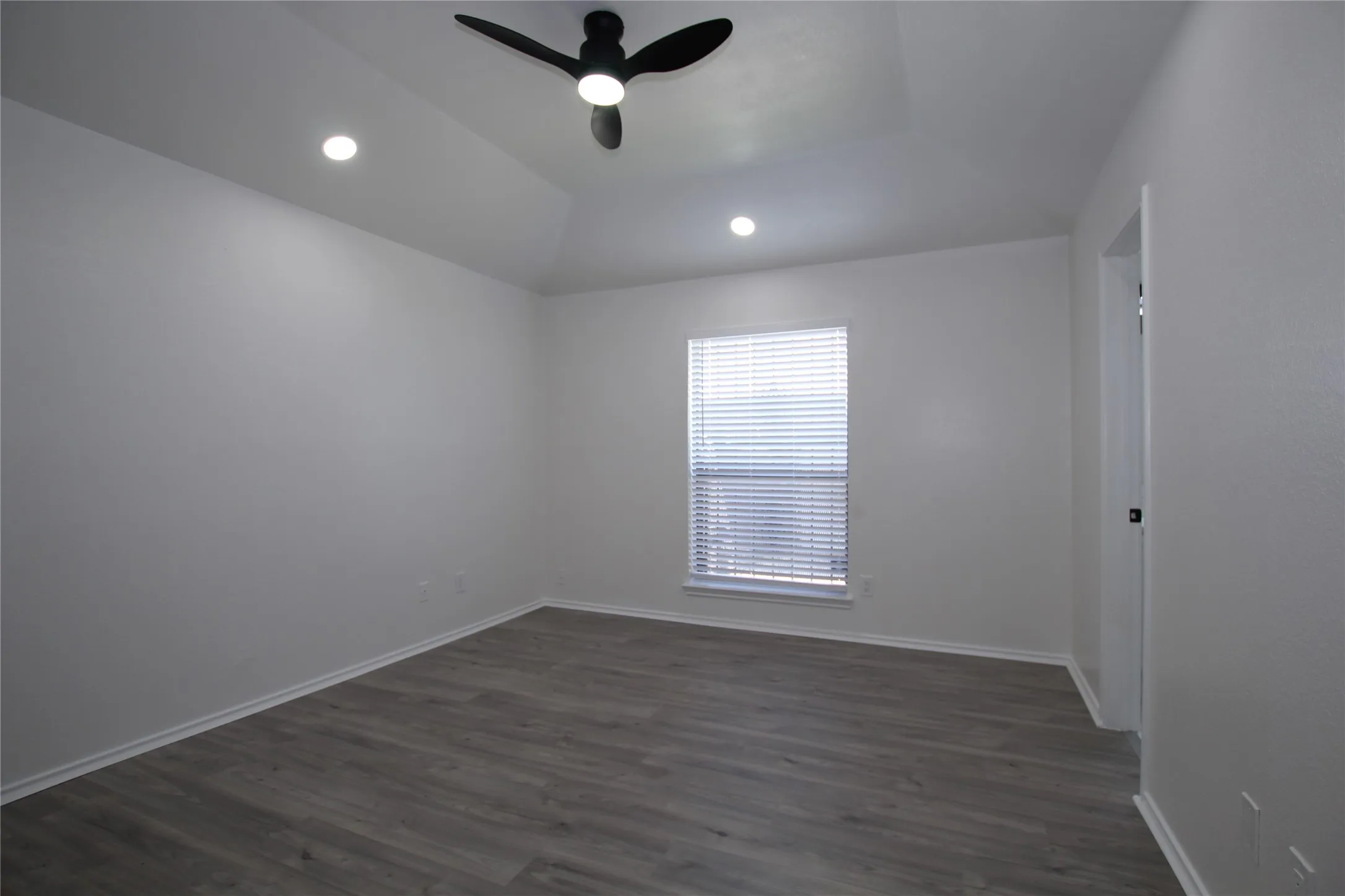 Single Family Residence For Sale in Dallas County , 2910 Tanglewood Drive, Lancaster, Texas 75134, 2 Bedroom, 2 Bathroom, 2 Garage spaces, 1,080 Sqft, built in 1986, mls#21311296, Real Estate Agent in Lancaster, Homes For Sale in Dallas county, Homes For Sale in Lancaster, Realtor in Lancaster Texas, Real Estate Brokerage Independent Realty Texas, Luminita Cordes Realtor