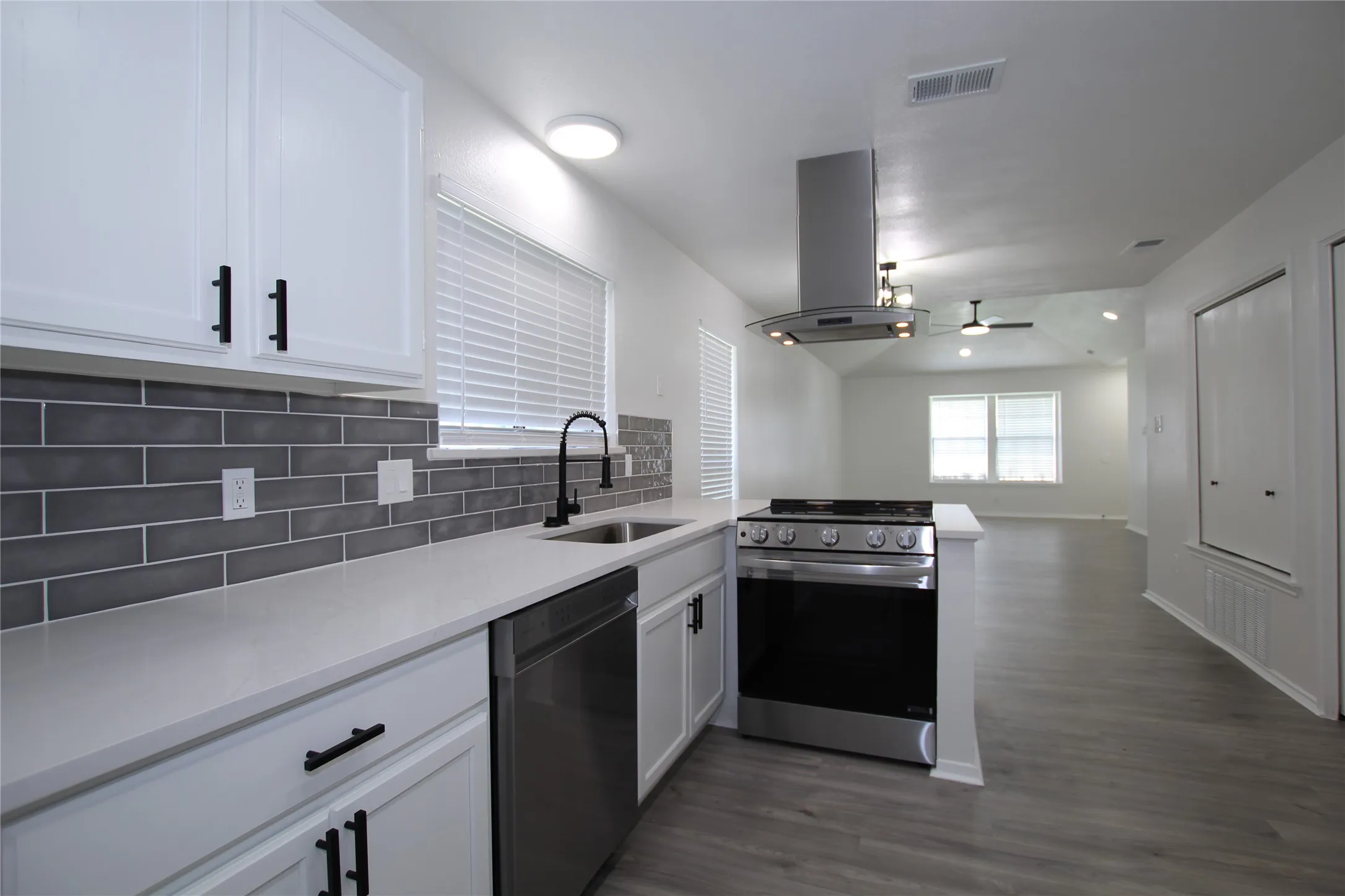 Single Family Residence For Sale in Dallas County , 2910 Tanglewood Drive, Lancaster, Texas 75134, 2 Bedroom, 2 Bathroom, 2 Garage spaces, 1,080 Sqft, built in 1986, mls#21311296, Real Estate Agent in Lancaster, Homes For Sale in Dallas county, Homes For Sale in Lancaster, Realtor in Lancaster Texas, Real Estate Brokerage Independent Realty Texas, Luminita Cordes Realtor