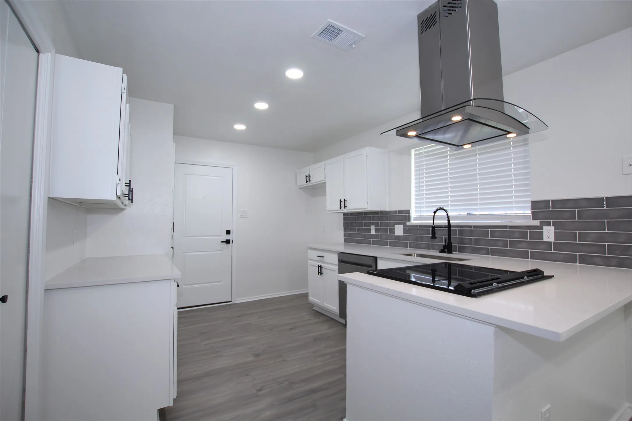 Single Family Residence For Sale in Dallas County , 2910 Tanglewood Drive, Lancaster, Texas 75134, 2 Bedroom, 2 Bathroom, 2 Garage spaces, 1,080 Sqft, built in 1986, mls#21311296, Real Estate Agent in Lancaster, Homes For Sale in Dallas county, Homes For Sale in Lancaster, Realtor in Lancaster Texas, Real Estate Brokerage Independent Realty Texas, Luminita Cordes Realtor