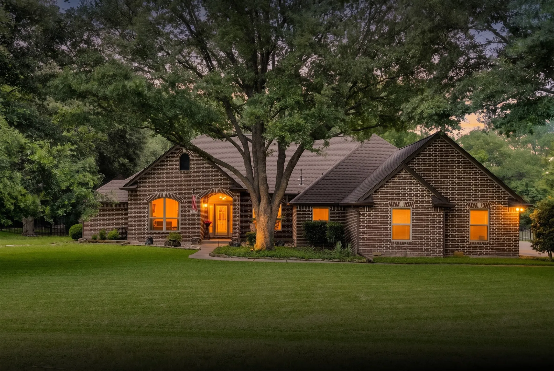 Single Family Residence For Sale in Ellis County , 515 Seneca Drive, Waxahachie, Texas 75165, 4 Bedroom, 3 Bathroom, 3 Garage spaces, 2,927 Sqft, built in 1998, mls#21310667, Real Estate Agent in Waxahachie, Homes For Sale in Ellis county, Homes For Sale in Waxahachie, Realtor in Waxahachie Texas, Real Estate Brokerage Independent Realty Texas, Luminita Cordes Realtor