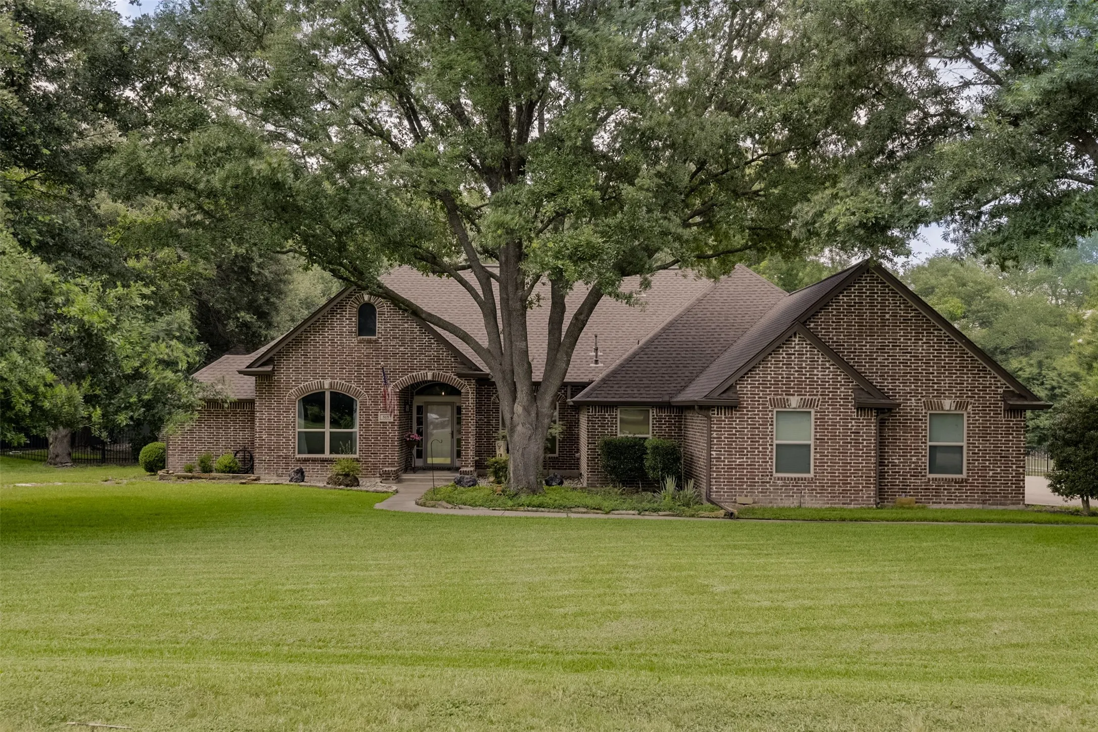 Single Family Residence For Sale in Ellis County , 515 Seneca Drive, Waxahachie, Texas 75165, 4 Bedroom, 3 Bathroom, 3 Garage spaces, 2,927 Sqft, built in 1998, mls#21310667, Real Estate Agent in Waxahachie, Homes For Sale in Ellis county, Homes For Sale in Waxahachie, Realtor in Waxahachie Texas, Real Estate Brokerage Independent Realty Texas, Luminita Cordes Realtor