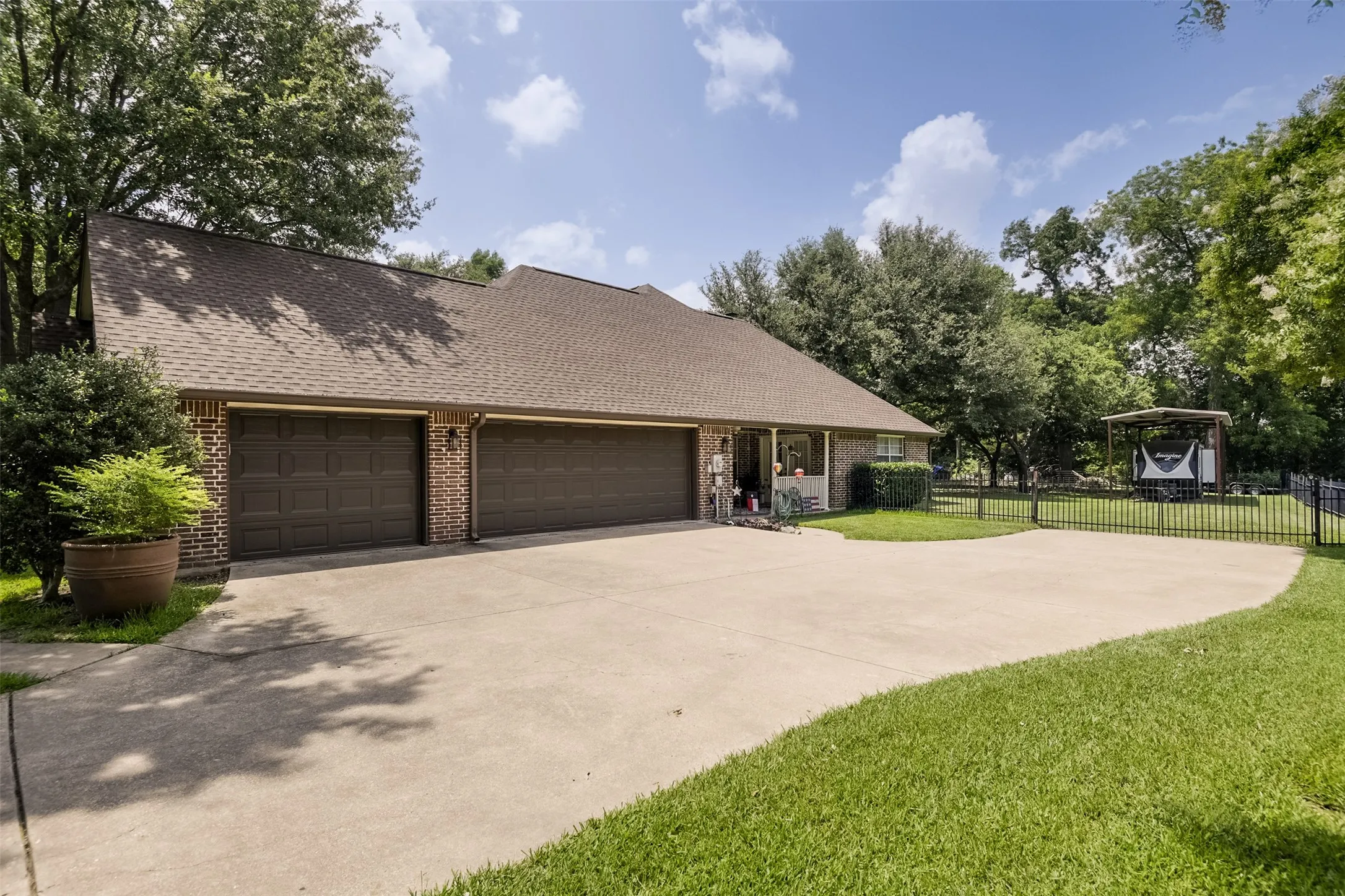 Single Family Residence For Sale in Ellis County , 515 Seneca Drive, Waxahachie, Texas 75165, 4 Bedroom, 3 Bathroom, 3 Garage spaces, 2,927 Sqft, built in 1998, mls#21310667, Real Estate Agent in Waxahachie, Homes For Sale in Ellis county, Homes For Sale in Waxahachie, Realtor in Waxahachie Texas, Real Estate Brokerage Independent Realty Texas, Luminita Cordes Realtor