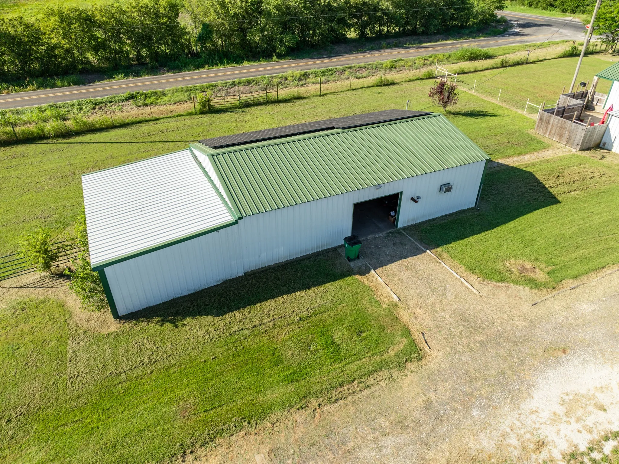 Single Family Residence For Sale in Hill County , 6338 Fm 933, Blum, Texas 76627, 3 Bedroom, 3 Bathroom, 5 Garage spaces, 1,500 Sqft, built in 2008, mls#21309524, Real Estate Agent in Blum, Homes For Sale in Hill county, Homes For Sale in Blum, Realtor in Blum Texas, Real Estate Brokerage Independent Realty Texas, Luminita Cordes Realtor