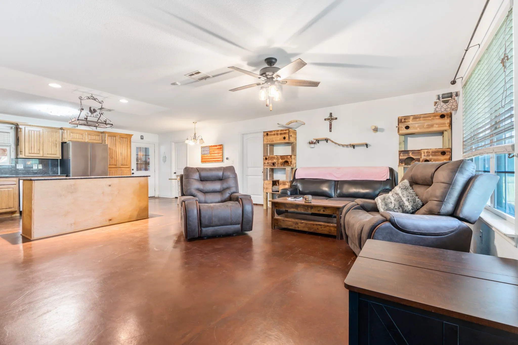 Single Family Residence For Sale in Hill County , 6338 Fm 933, Blum, Texas 76627, 3 Bedroom, 3 Bathroom, 5 Garage spaces, 1,500 Sqft, built in 2008, mls#21309524, Real Estate Agent in Blum, Homes For Sale in Hill county, Homes For Sale in Blum, Realtor in Blum Texas, Real Estate Brokerage Independent Realty Texas, Luminita Cordes Realtor