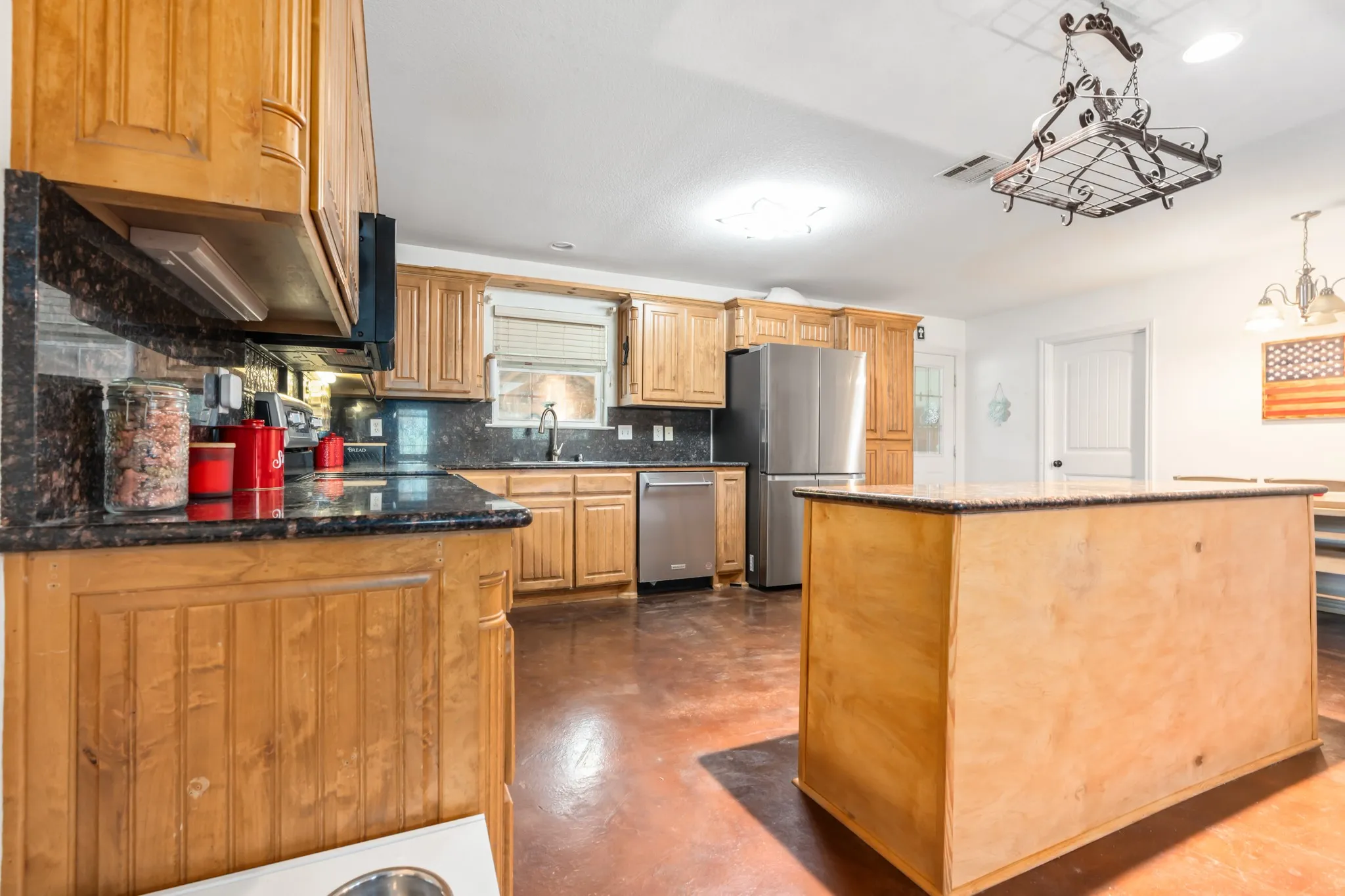 Single Family Residence For Sale in Hill County , 6338 Fm 933, Blum, Texas 76627, 3 Bedroom, 3 Bathroom, 5 Garage spaces, 1,500 Sqft, built in 2008, mls#21309524, Real Estate Agent in Blum, Homes For Sale in Hill county, Homes For Sale in Blum, Realtor in Blum Texas, Real Estate Brokerage Independent Realty Texas, Luminita Cordes Realtor