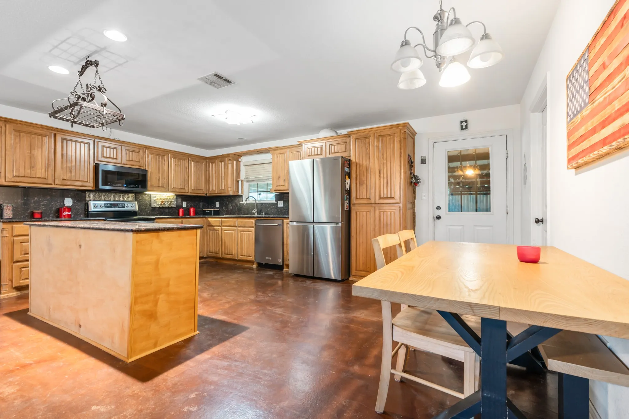 Single Family Residence For Sale in Hill County , 6338 Fm 933, Blum, Texas 76627, 3 Bedroom, 3 Bathroom, 5 Garage spaces, 1,500 Sqft, built in 2008, mls#21309524, Real Estate Agent in Blum, Homes For Sale in Hill county, Homes For Sale in Blum, Realtor in Blum Texas, Real Estate Brokerage Independent Realty Texas, Luminita Cordes Realtor