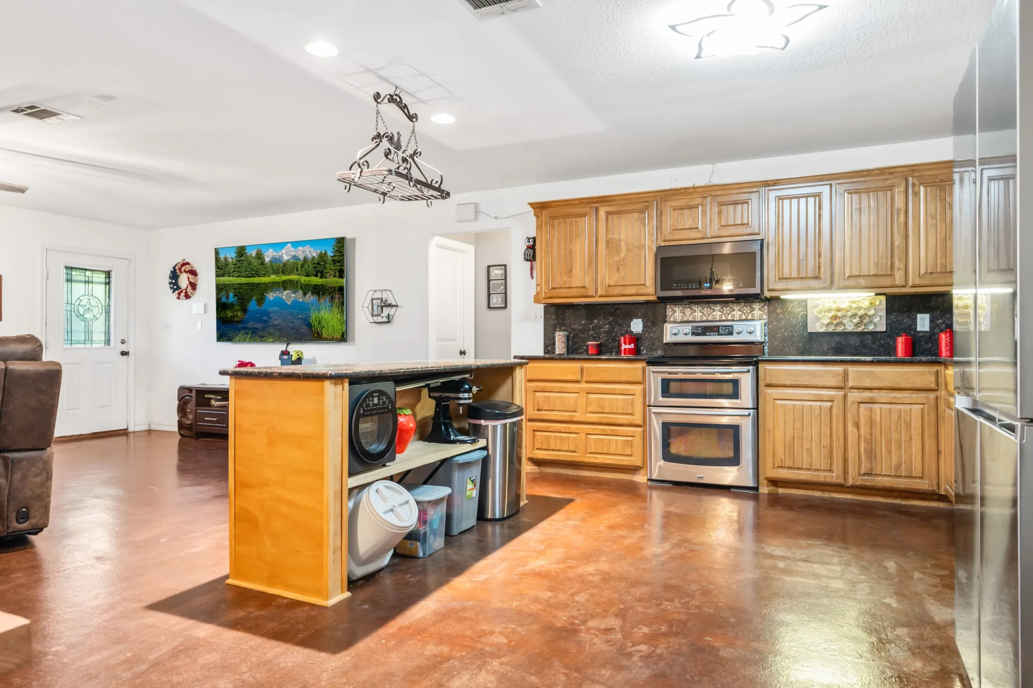 Single Family Residence For Sale in Hill County , 6338 Fm 933, Blum, Texas 76627, 3 Bedroom, 3 Bathroom, 5 Garage spaces, 1,500 Sqft, built in 2008, mls#21309524, Real Estate Agent in Blum, Homes For Sale in Hill county, Homes For Sale in Blum, Realtor in Blum Texas, Real Estate Brokerage Independent Realty Texas, Luminita Cordes Realtor