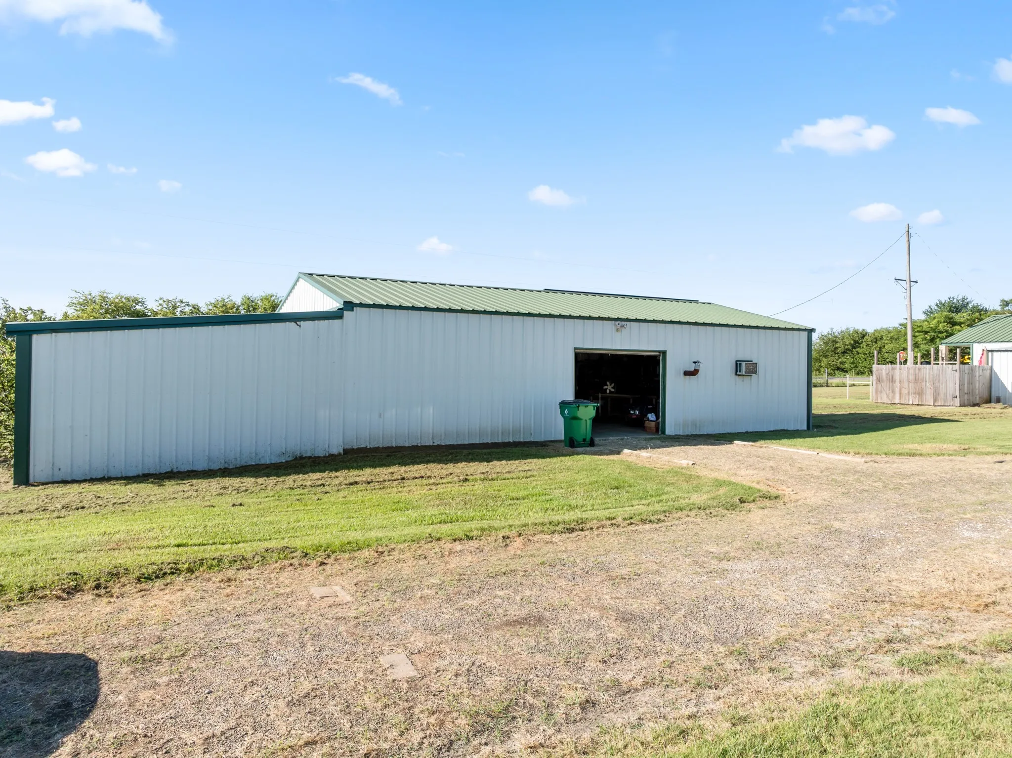 Single Family Residence For Sale in Hill County , 6338 Fm 933, Blum, Texas 76627, 3 Bedroom, 3 Bathroom, 5 Garage spaces, 1,500 Sqft, built in 2008, mls#21309524, Real Estate Agent in Blum, Homes For Sale in Hill county, Homes For Sale in Blum, Realtor in Blum Texas, Real Estate Brokerage Independent Realty Texas, Luminita Cordes Realtor