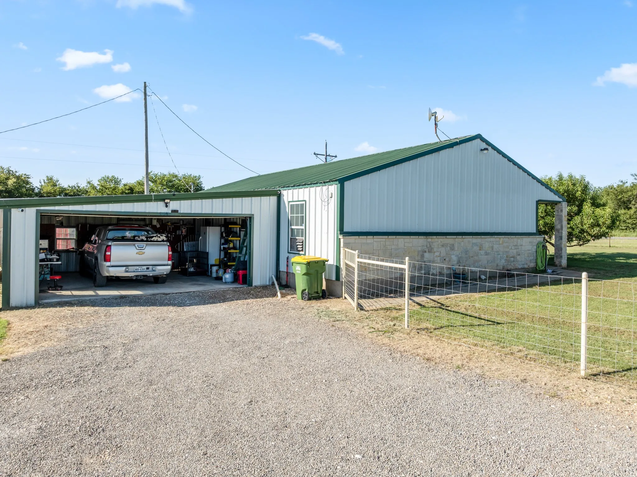 Single Family Residence For Sale in Hill County , 6338 Fm 933, Blum, Texas 76627, 3 Bedroom, 3 Bathroom, 5 Garage spaces, 1,500 Sqft, built in 2008, mls#21309524, Real Estate Agent in Blum, Homes For Sale in Hill county, Homes For Sale in Blum, Realtor in Blum Texas, Real Estate Brokerage Independent Realty Texas, Luminita Cordes Realtor