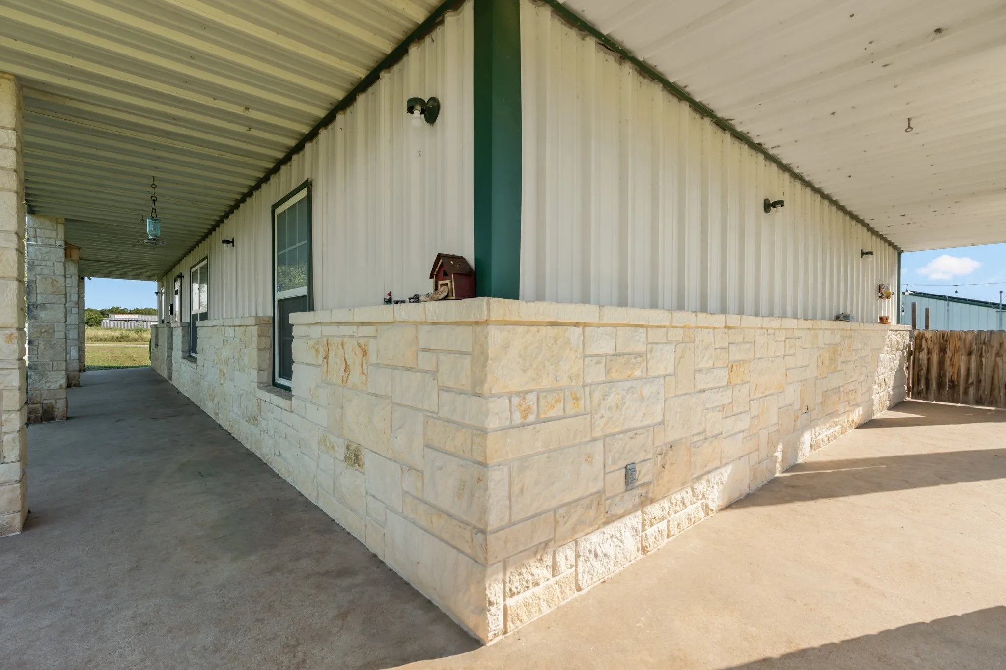 Single Family Residence For Sale in Hill County , 6338 Fm 933, Blum, Texas 76627, 3 Bedroom, 3 Bathroom, 5 Garage spaces, 1,500 Sqft, built in 2008, mls#21309524, Real Estate Agent in Blum, Homes For Sale in Hill county, Homes For Sale in Blum, Realtor in Blum Texas, Real Estate Brokerage Independent Realty Texas, Luminita Cordes Realtor